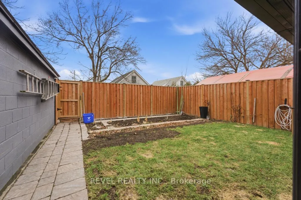Photo 13 of 44 Jefferson Avenue, Hamilton, Bartonville — HOMEH