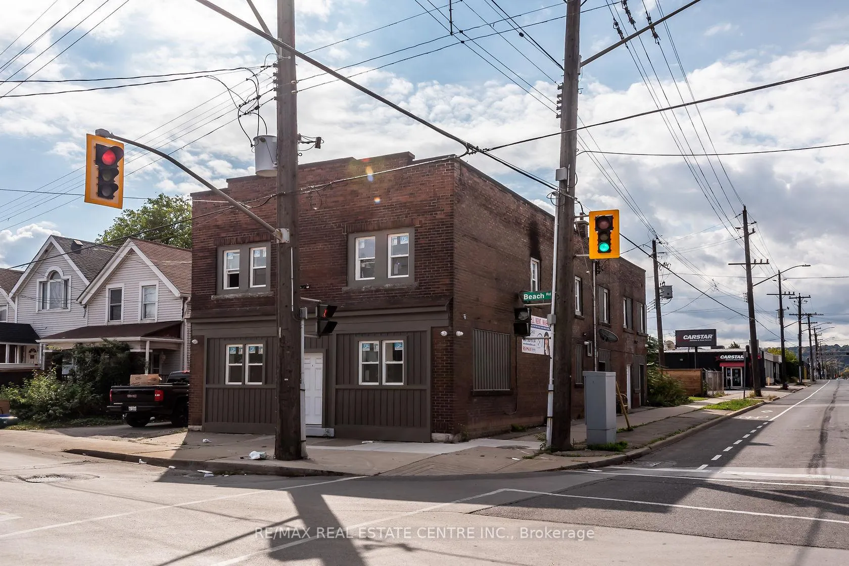 Photo 1 of Unit E, 104 Beach Road E, Hamilton, Crown Point — HOMEH