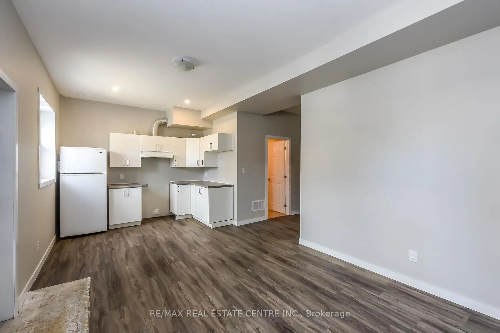 Photo 2 of Unit E, 104 Beach Road E, Hamilton, Crown Point — HOMEH
