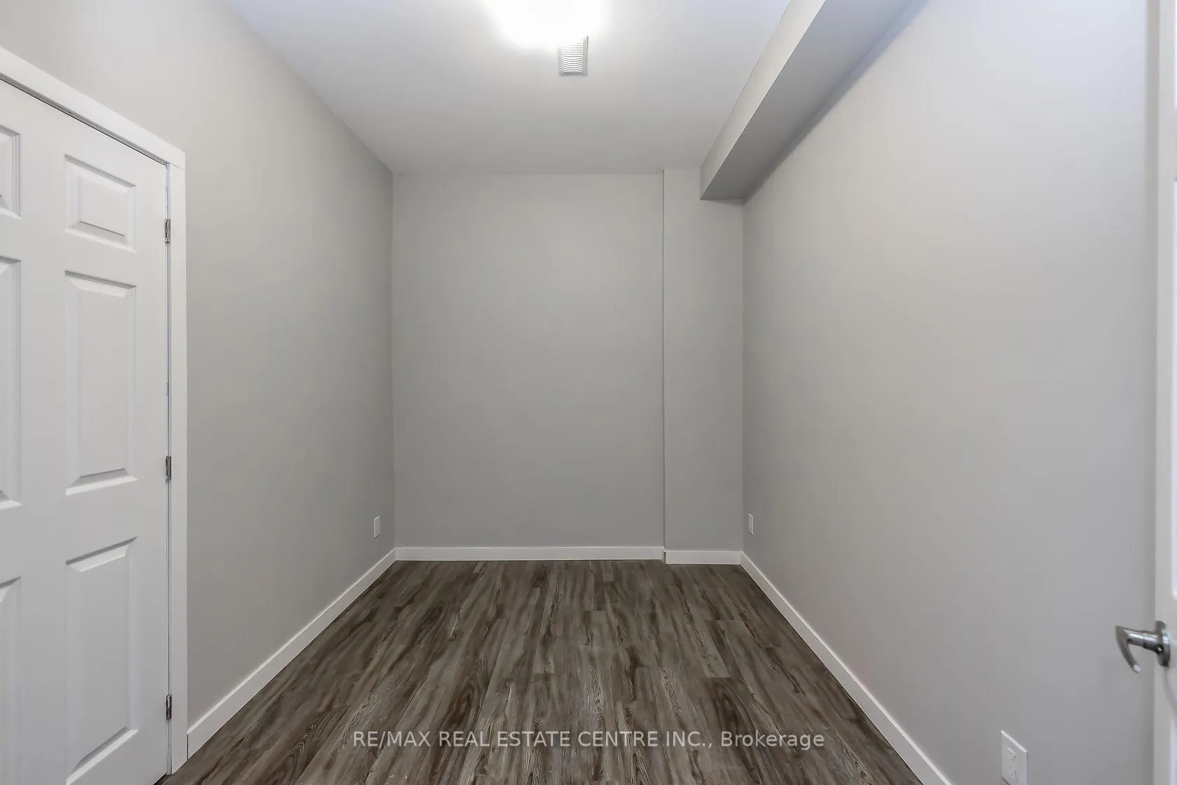 Photo 3 of Unit E, 104 Beach Road E, Hamilton, Crown Point — HOMEH