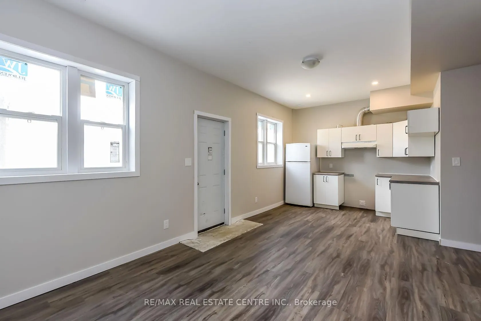 Photo 4 of Unit E, 104 Beach Road E, Hamilton, Crown Point — HOMEH