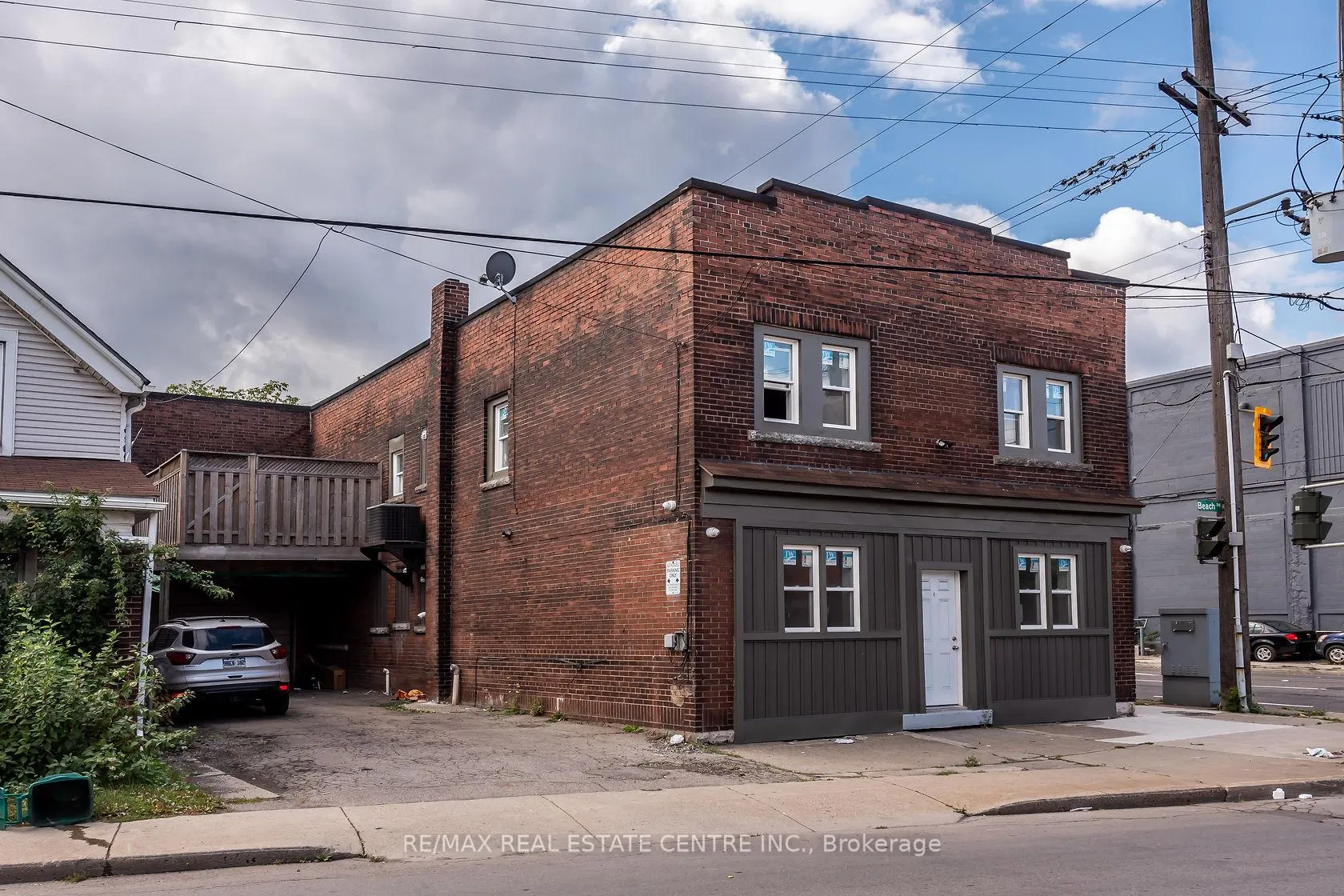 Photo 6 of Unit E, 104 Beach Road E, Hamilton, Crown Point — HOMEH