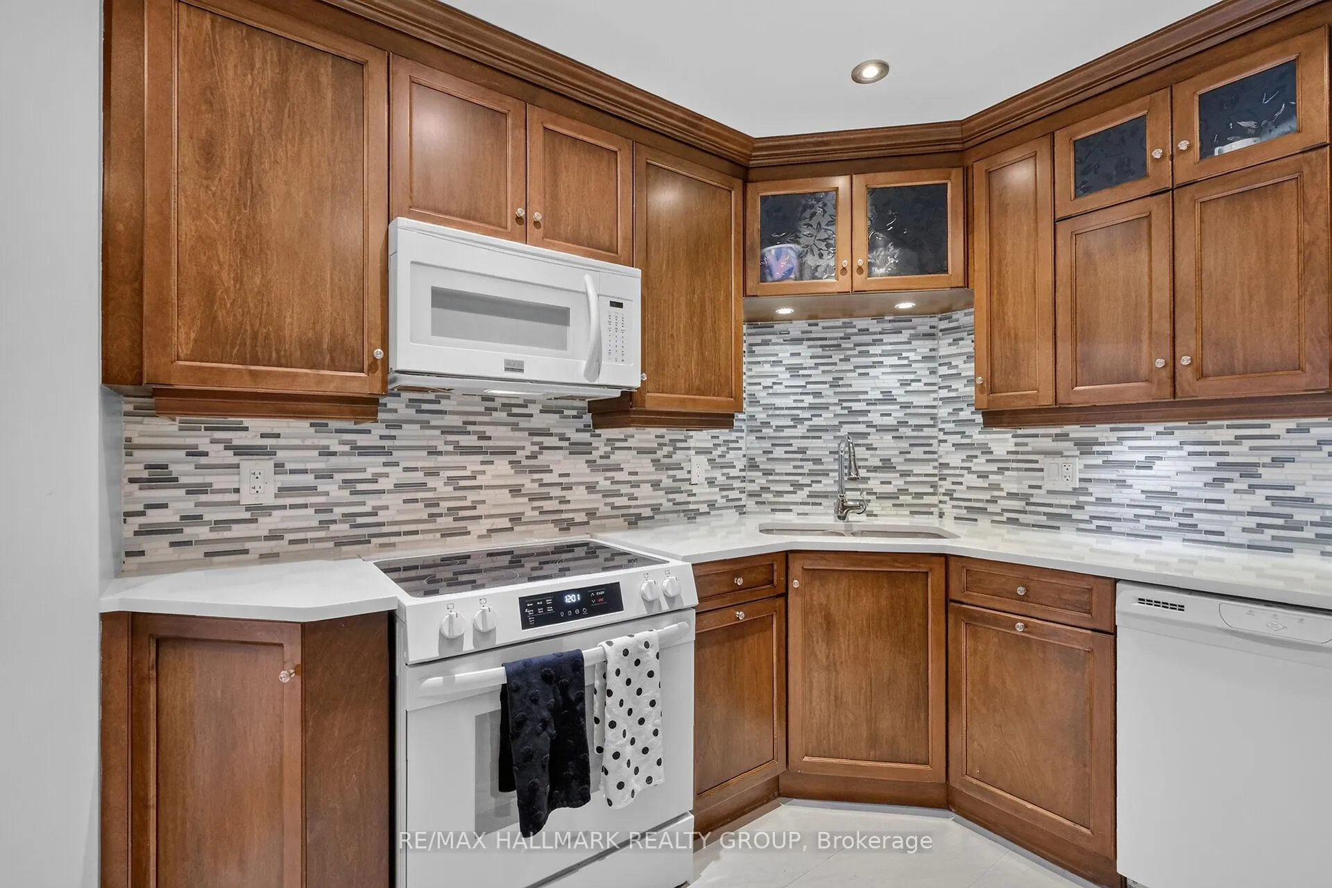 Photo 15 of 162 Dunbarton Court, Ottawa, Cardinal Glen — HOMEH