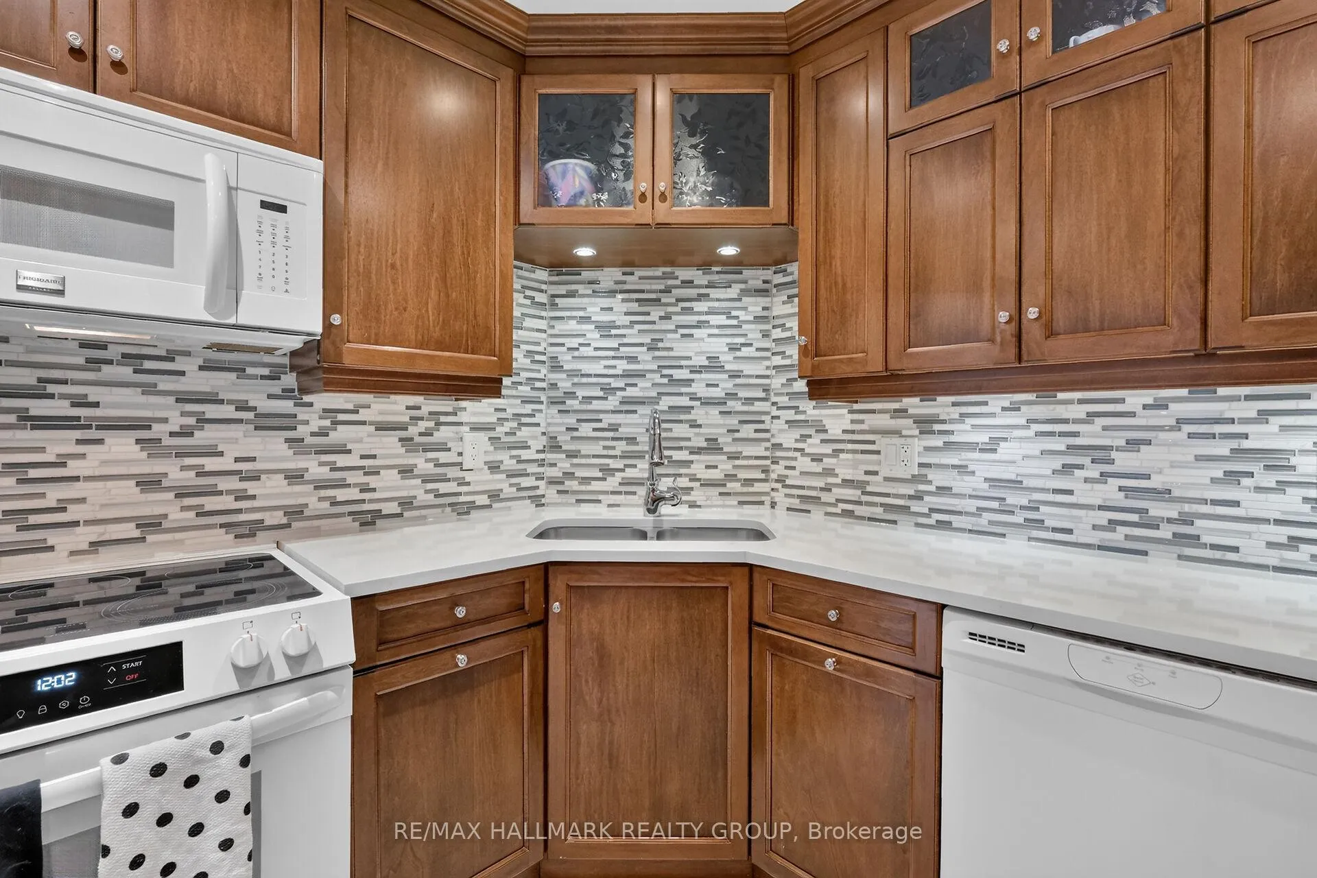 Photo 16 of 162 Dunbarton Court, Ottawa, Cardinal Glen — HOMEH
