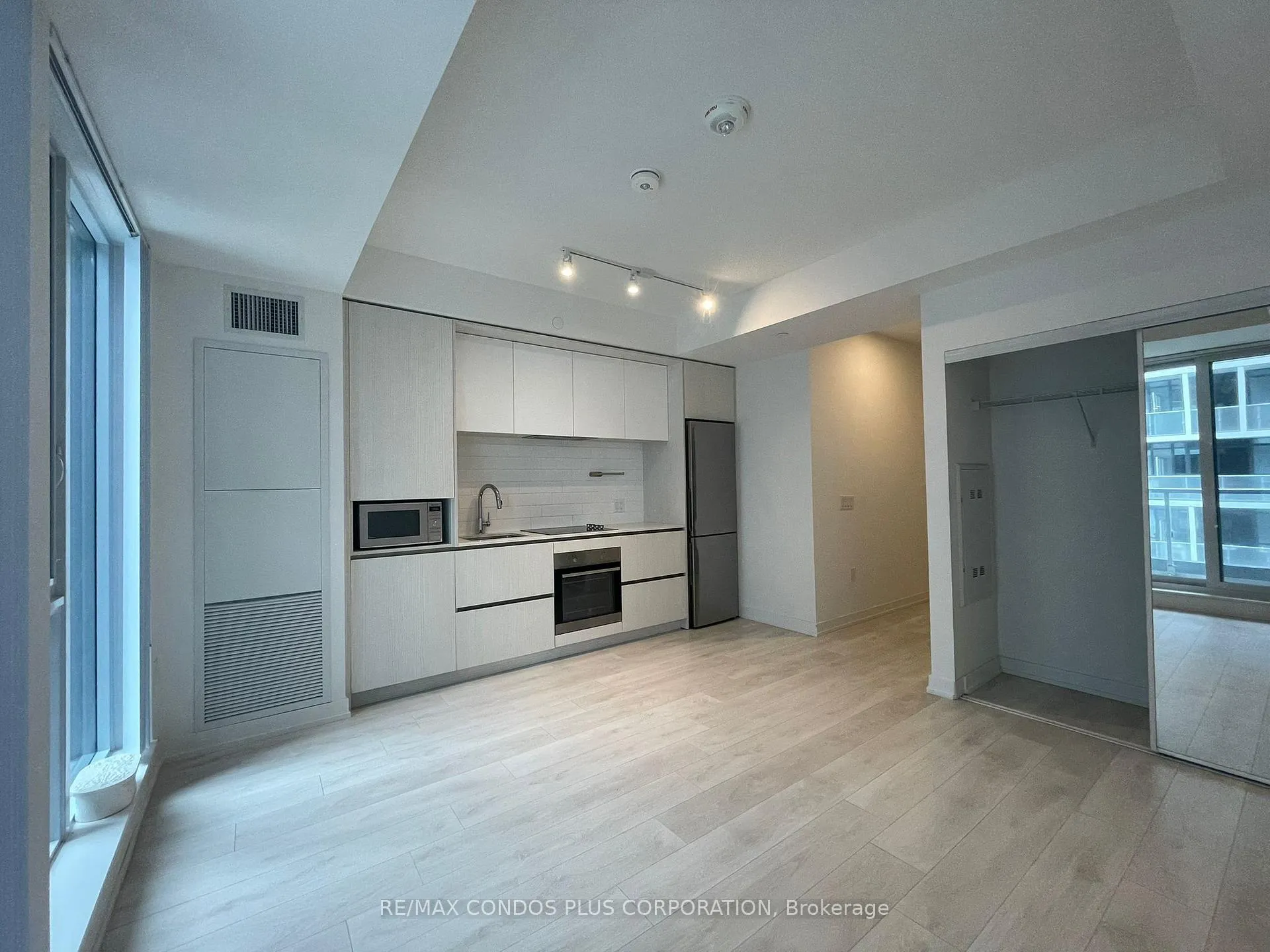 Photo 4 of Unit 702, 225 Sumach Street, Toronto, Regent Park — HOMEH