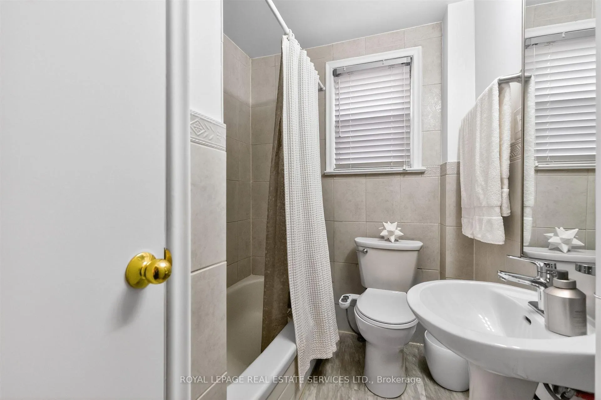 Photo 13 of 25 Lorindale Avenue, Toronto, Lawrence Park North — HOMEH