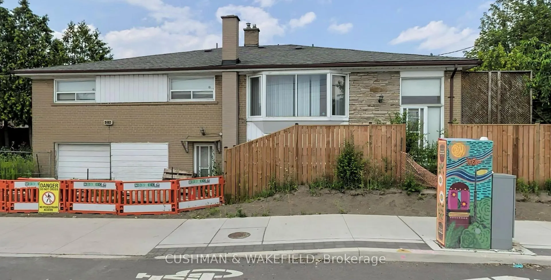 Front of 2492 Finch Avenue W