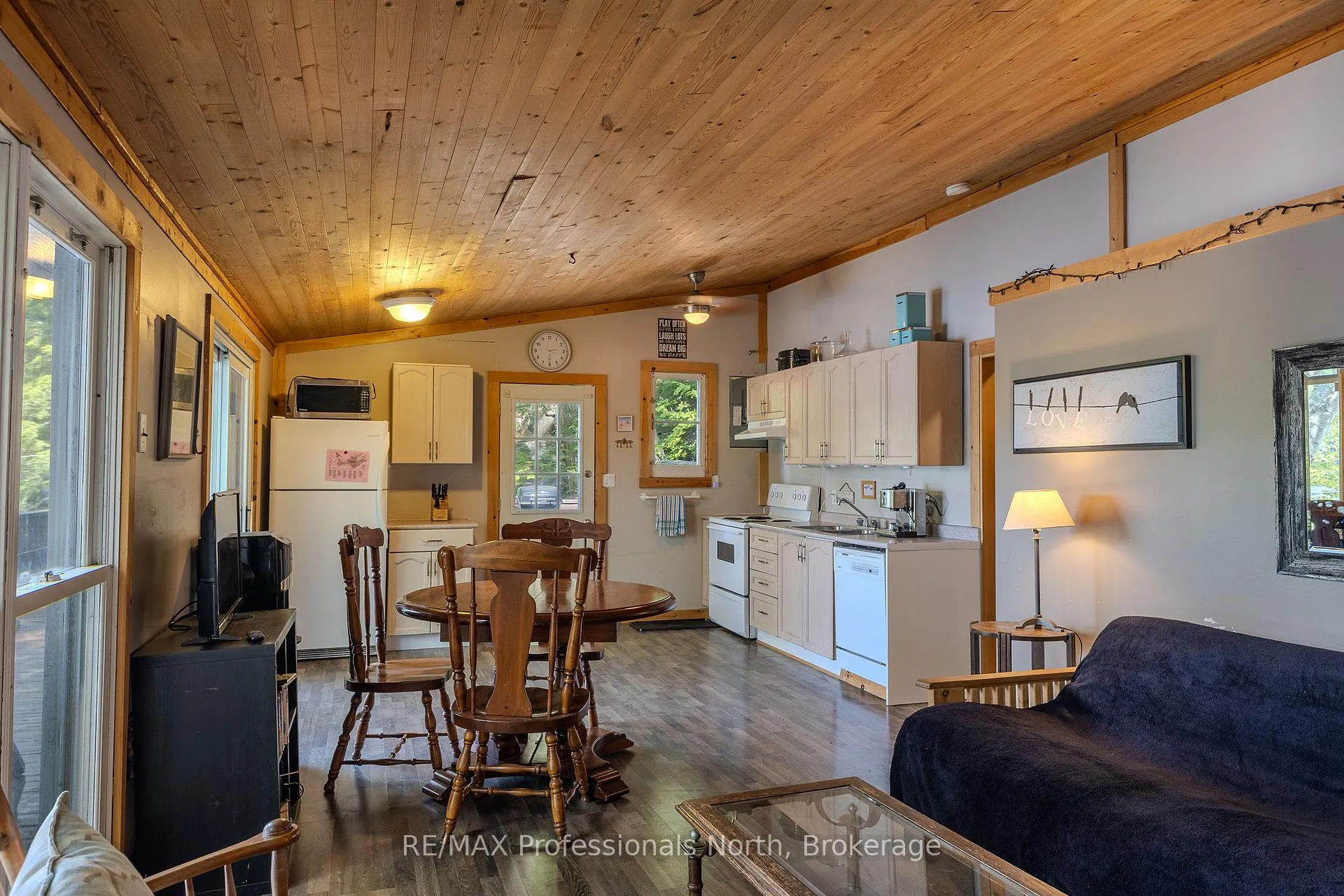 Photo 15 of 1016 Twilight Close, Algonquin Highlands, McClintock — HOMEH