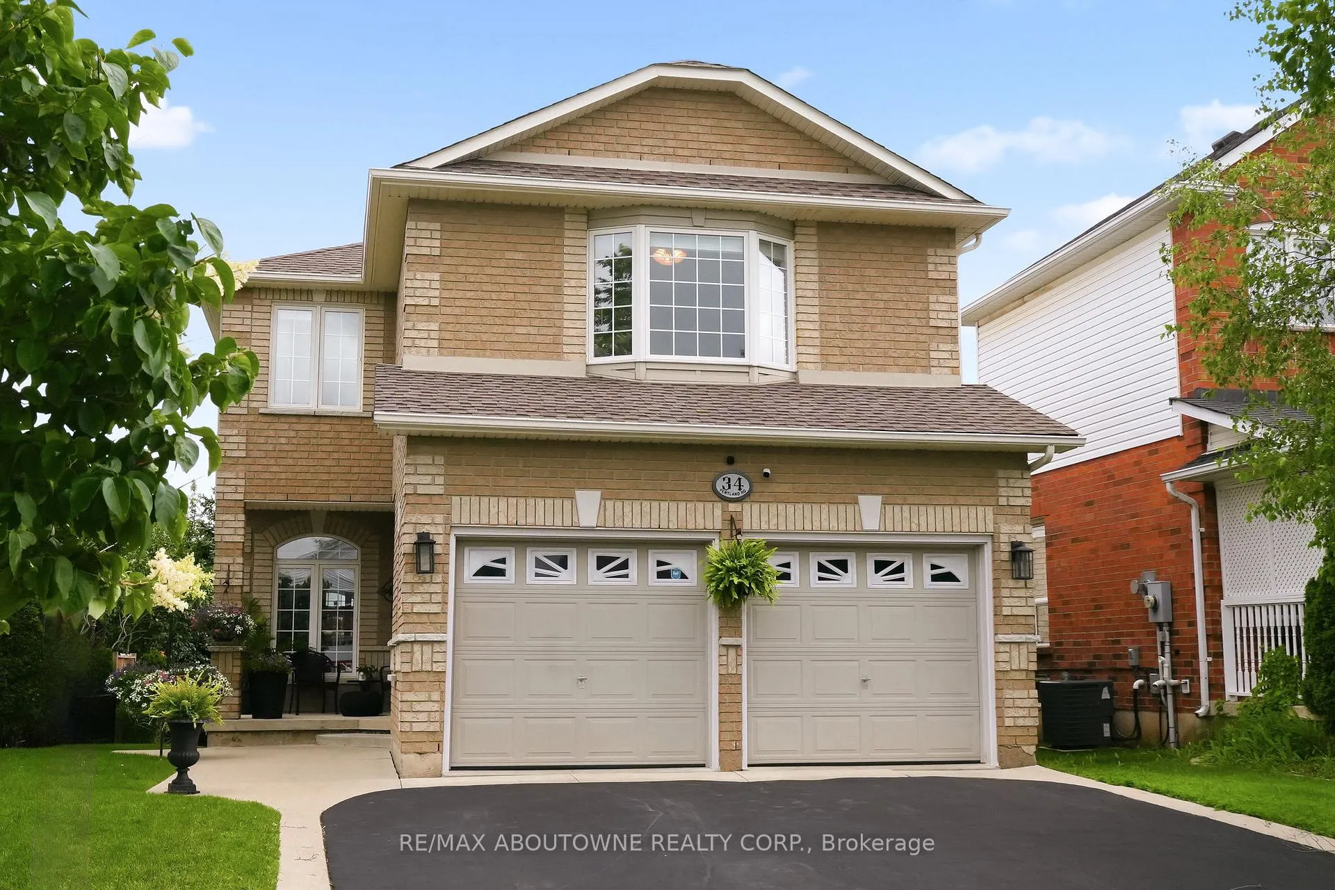Photo 2 of 34 Pentland Road, Hamilton, Waterdown — HOMEH