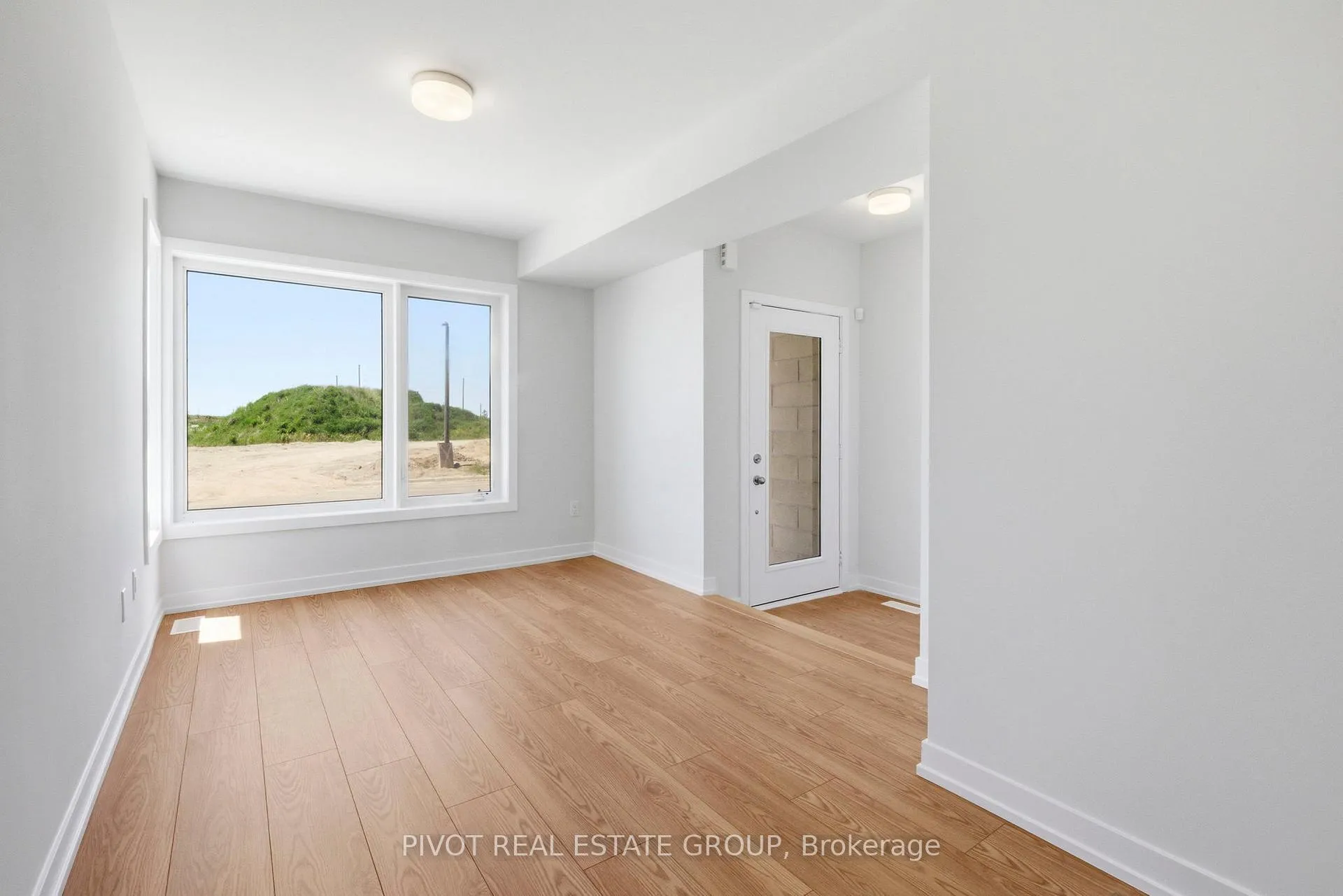 Photo 5 of 24 Pluto Way, Whitby, Brooklin — HOMEH