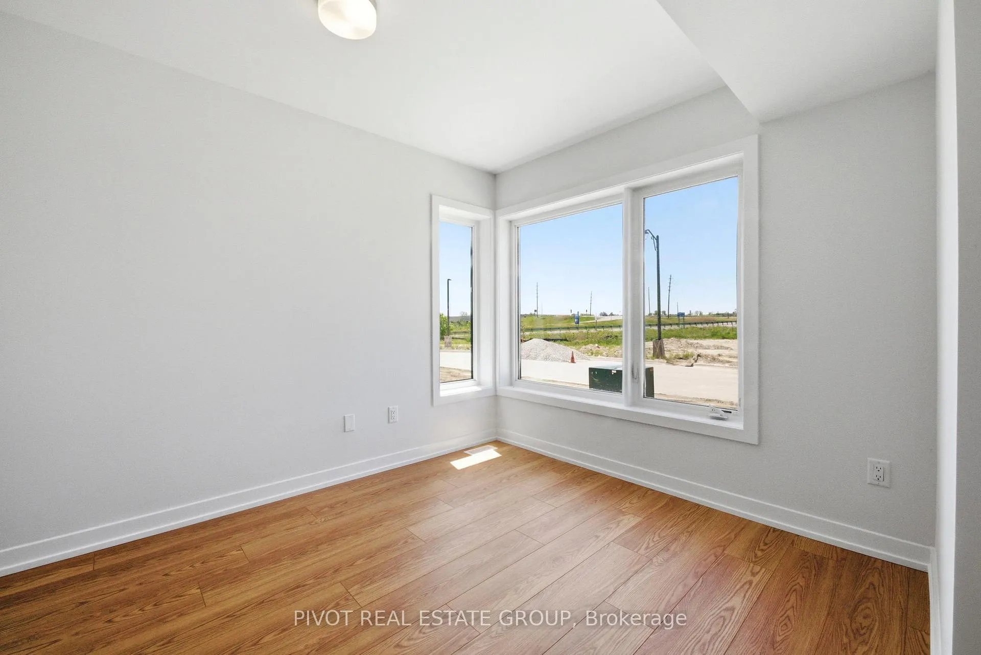 Photo 6 of 24 Pluto Way, Whitby, Brooklin — HOMEH