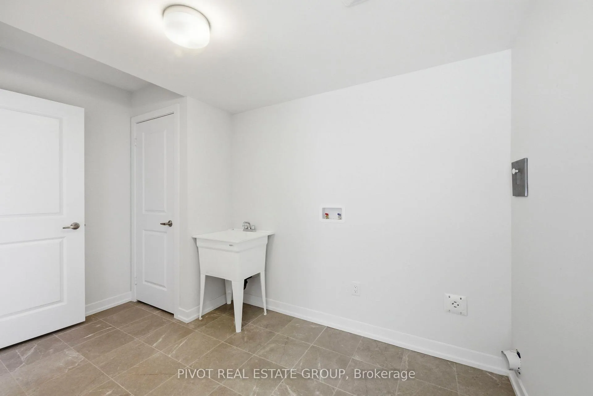 Photo 8 of 24 Pluto Way, Whitby, Brooklin — HOMEH