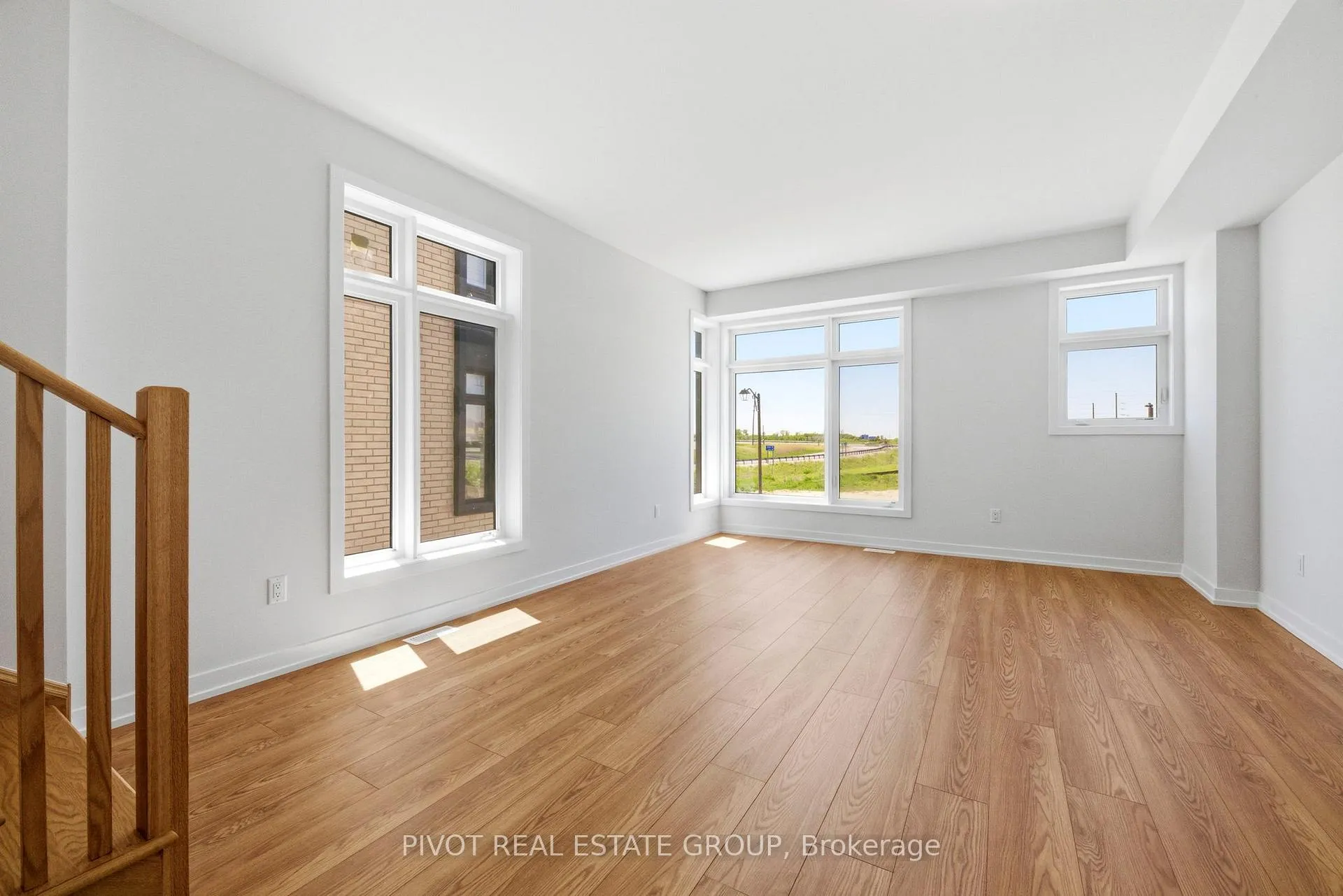 Photo 17 of 24 Pluto Way, Whitby, Brooklin — HOMEH