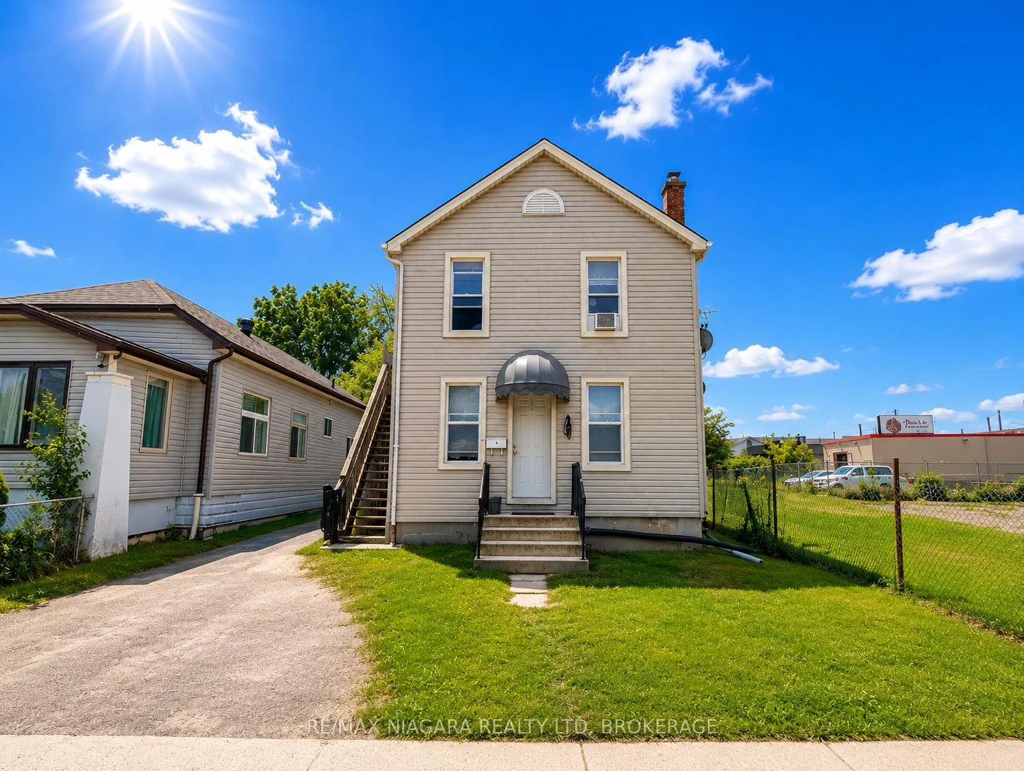 Photo 2 of 4 Manchester Avenue, St. Catharines, Haig — HOMEH