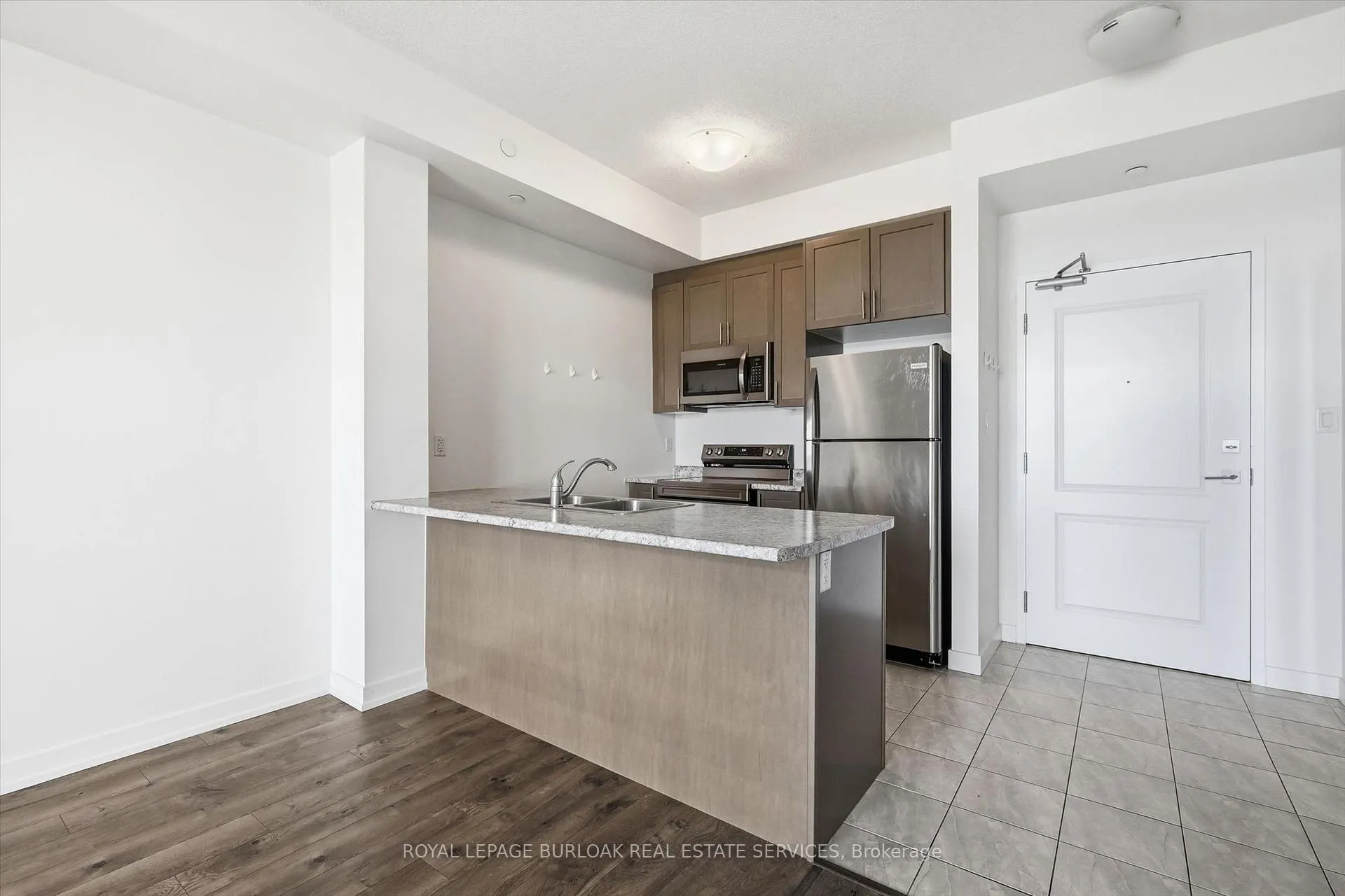 Photo 5 of Unit 606, 101 Shoreview Place, Hamilton, Lakeshore — HOMEH