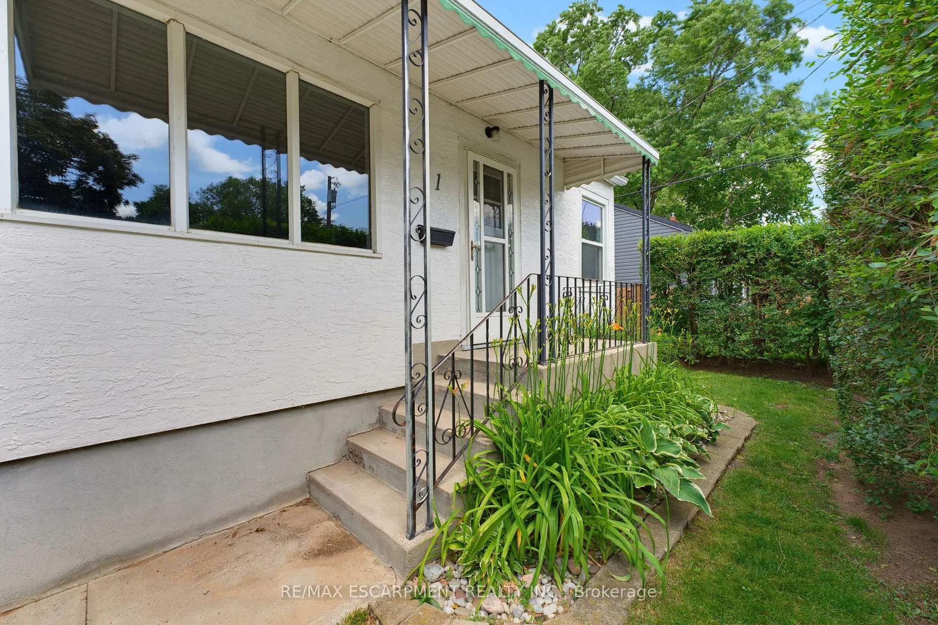 Photo 3 of 1 Byron Place, St. Catharines, Haig — HOMEH