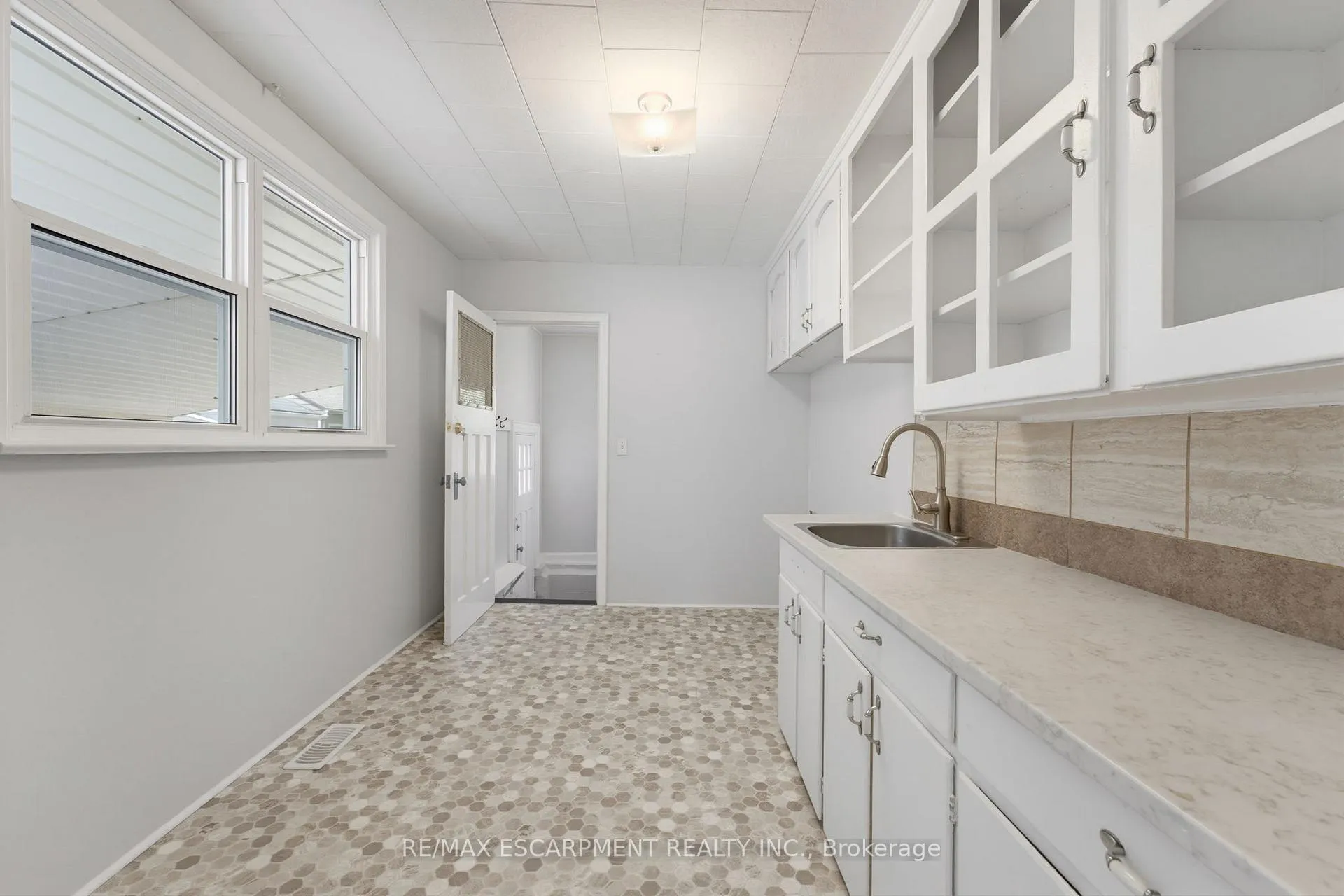 Photo 7 of 1 Byron Place, St. Catharines, Haig — HOMEH