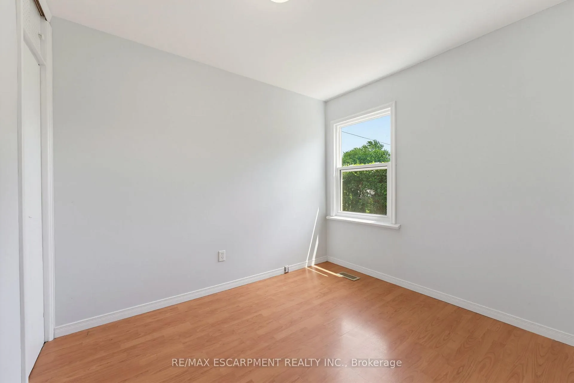Photo 11 of 1 Byron Place, St. Catharines, Haig — HOMEH