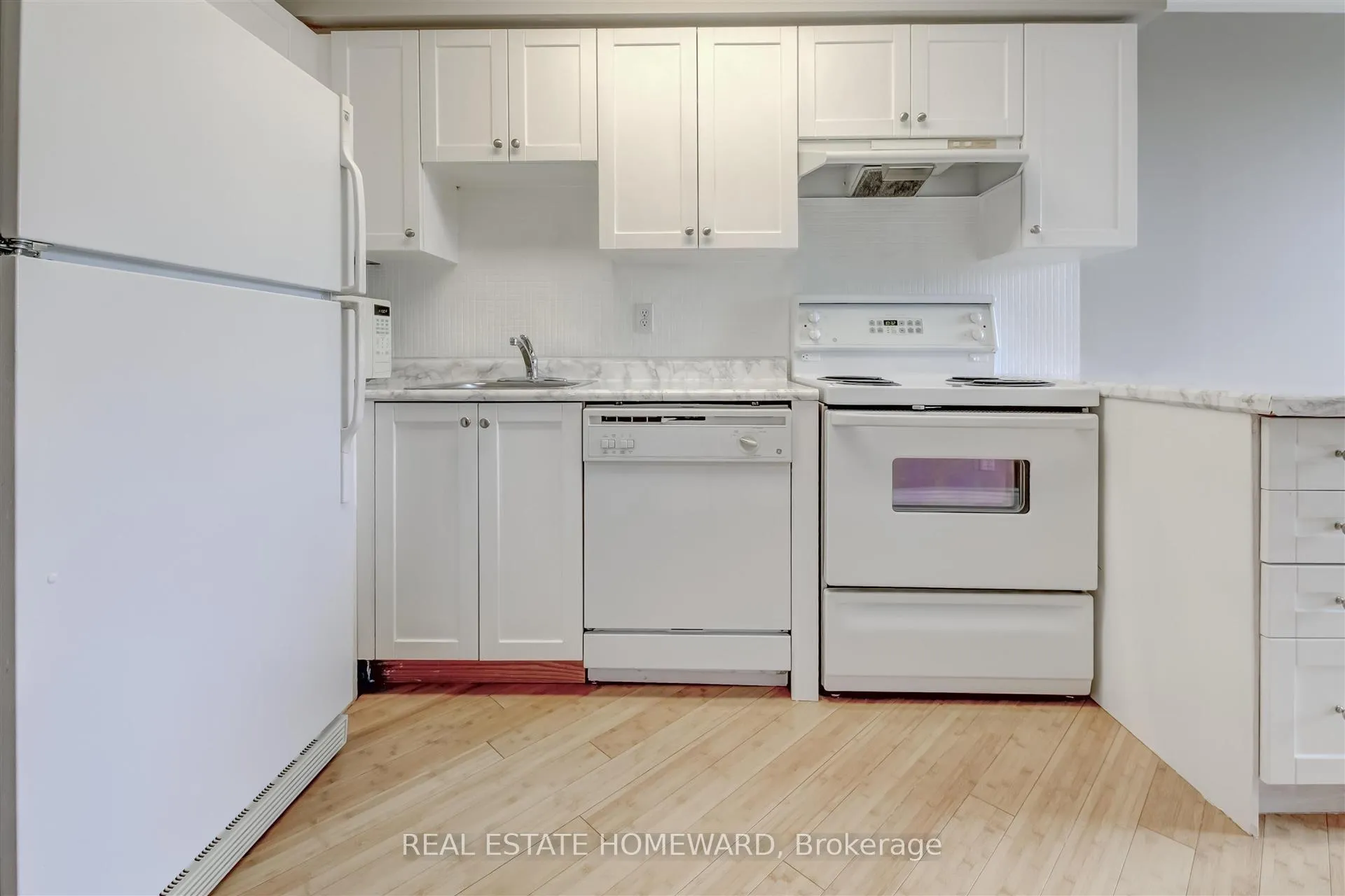 Photo 5 of Unit 513, 1733 Queen Street E, Toronto, The Beaches — HOMEH
