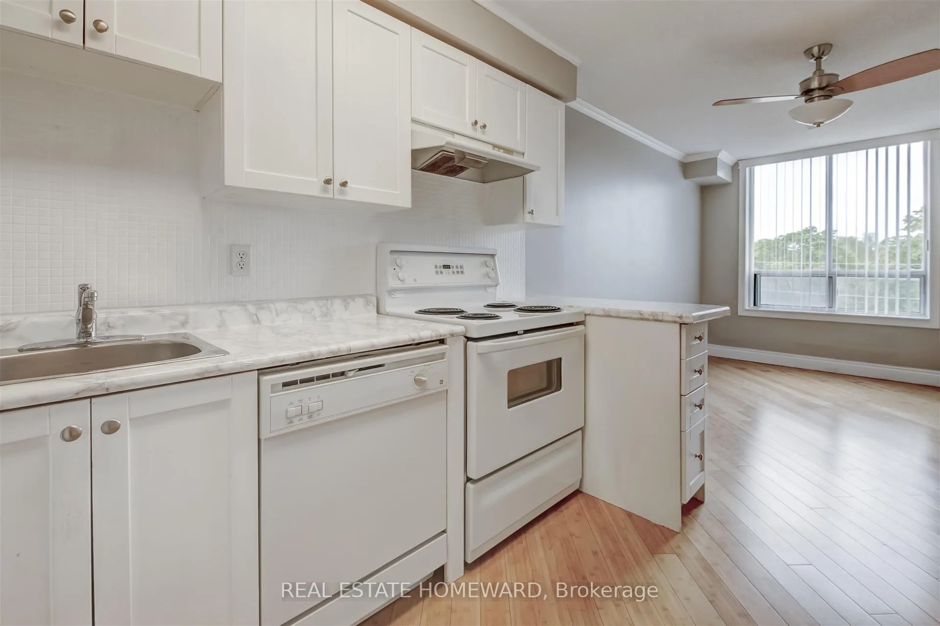 Photo 6 of Unit 513, 1733 Queen Street E, Toronto, The Beaches — HOMEH