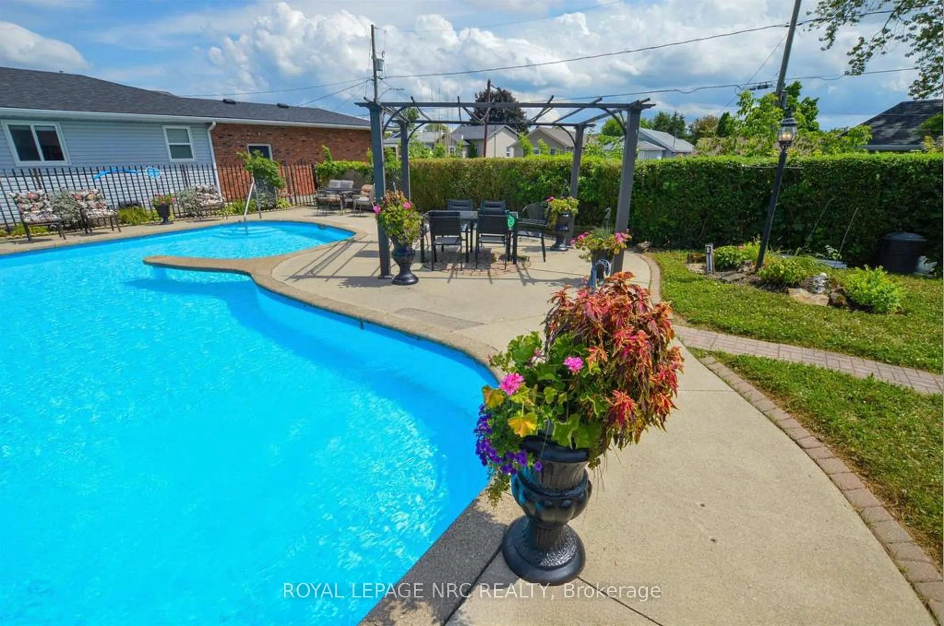Photo 2 of 68 Pine Street S, Thorold, Thorold Downtown — HOMEH