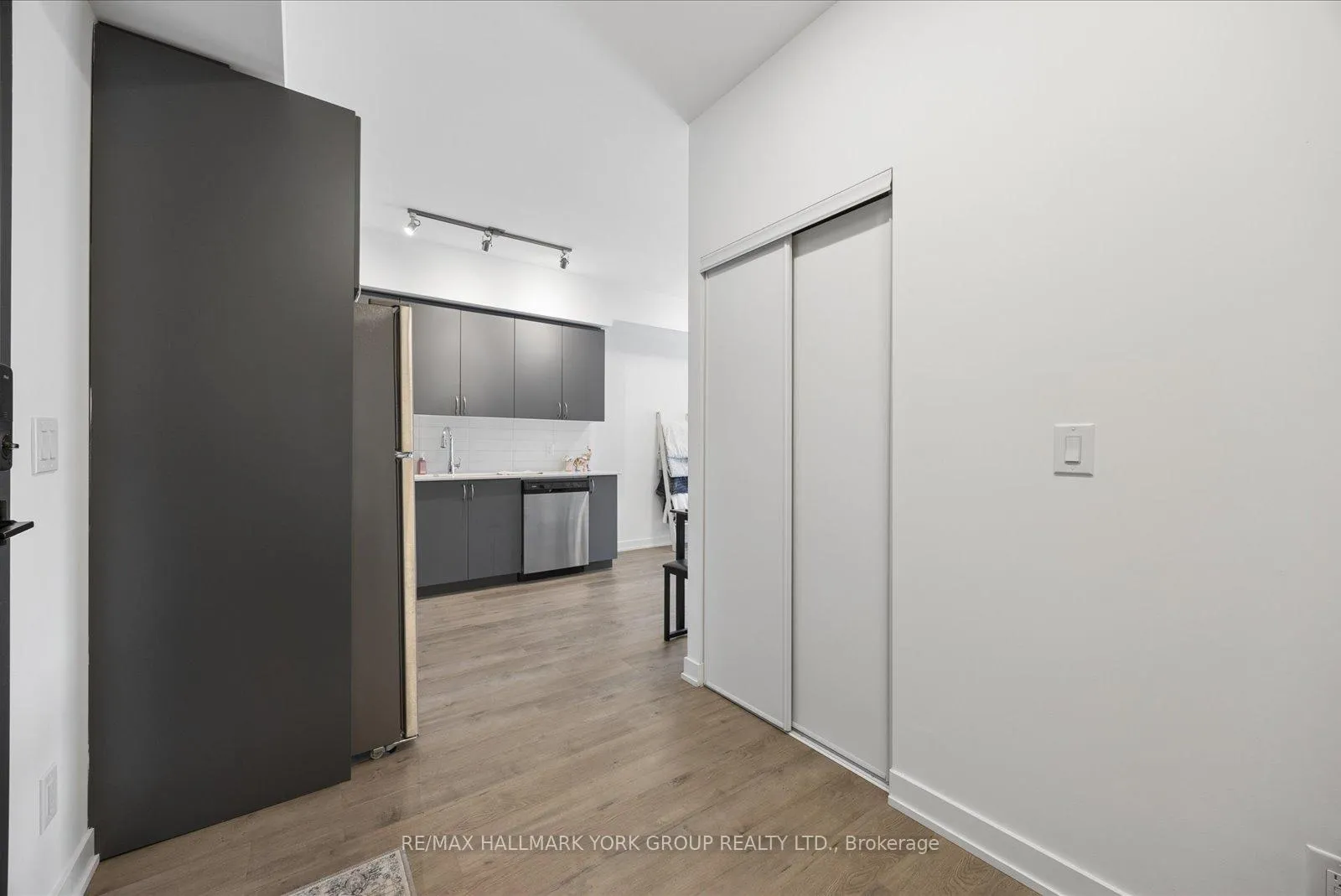 Photo 4 of Unit 514, 56 Lakeside Terrace, Barrie, Little Lake — HOMEH