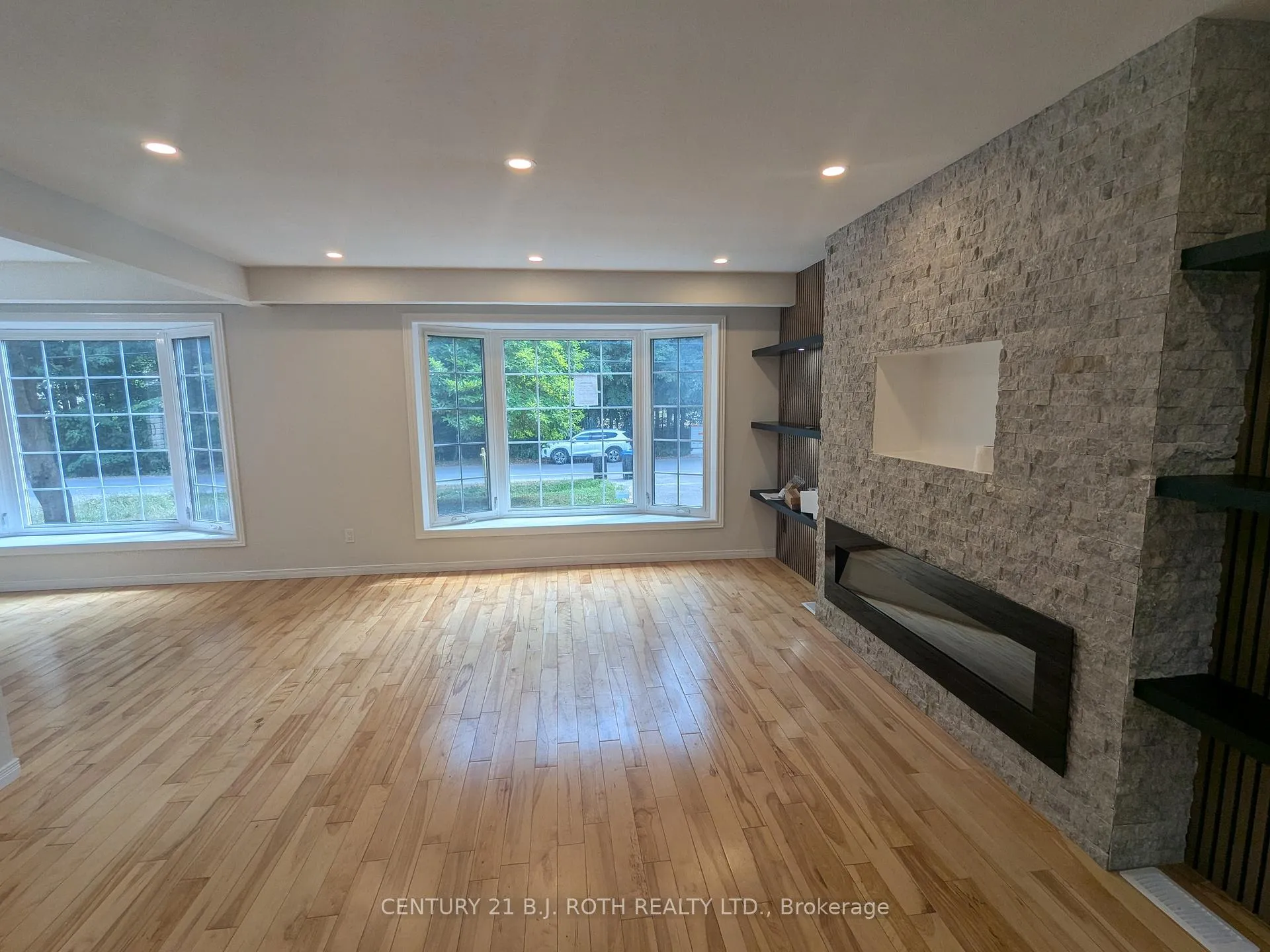 Photo 2 of 756 Hastings Avenue, Innisfil, Alcona — HOMEH