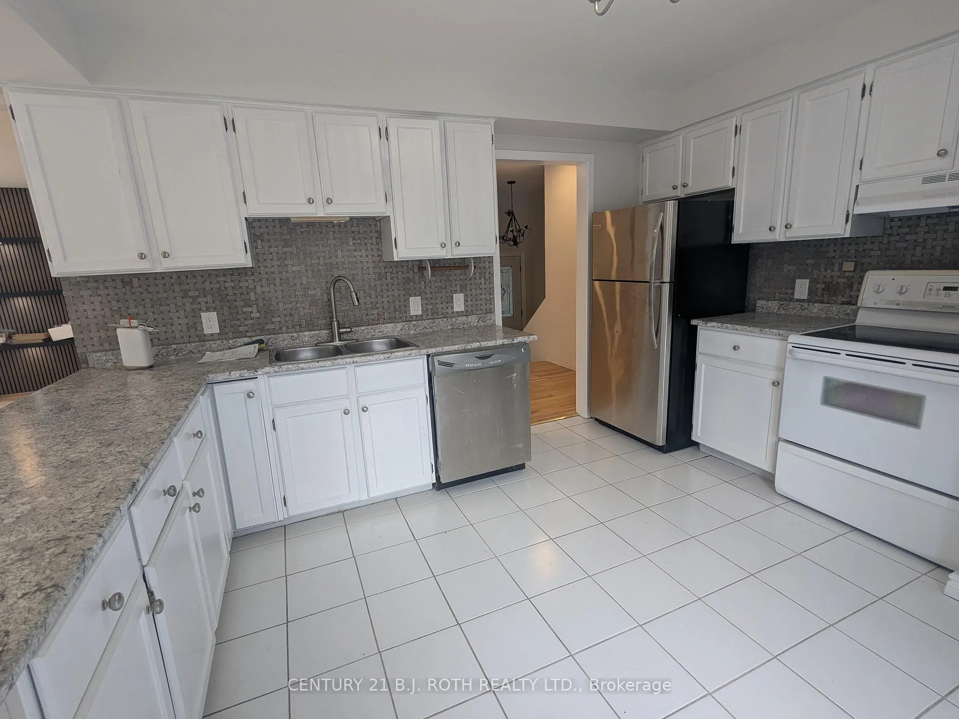Photo 4 of 756 Hastings Avenue, Innisfil, Alcona — HOMEH