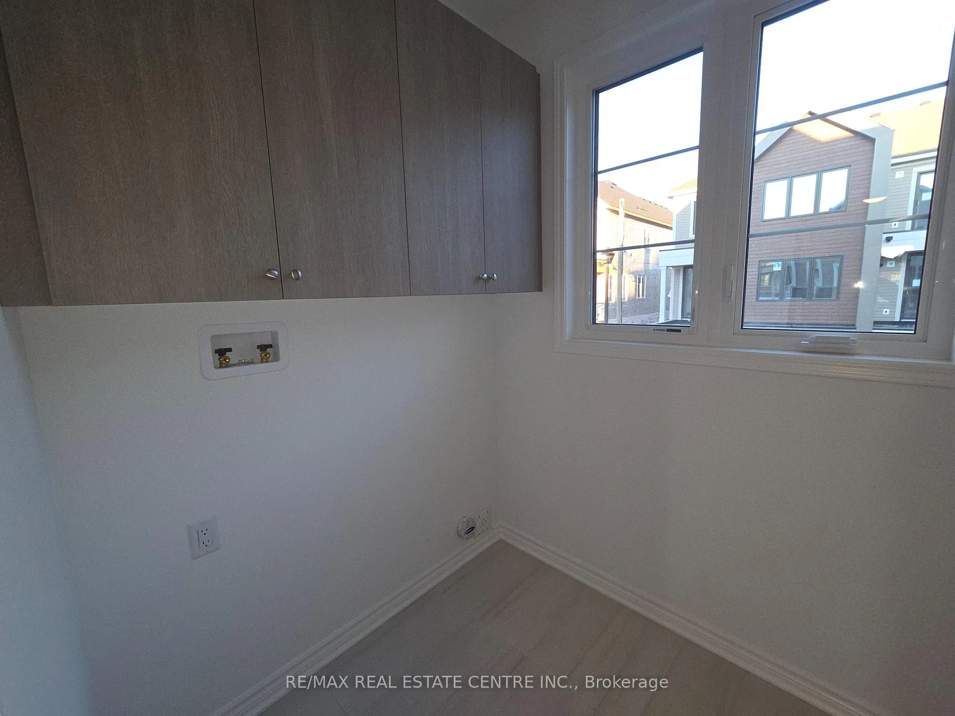 Photo 9 of 1478 Rutland Crescent, Milton, Bowes — HOMEH