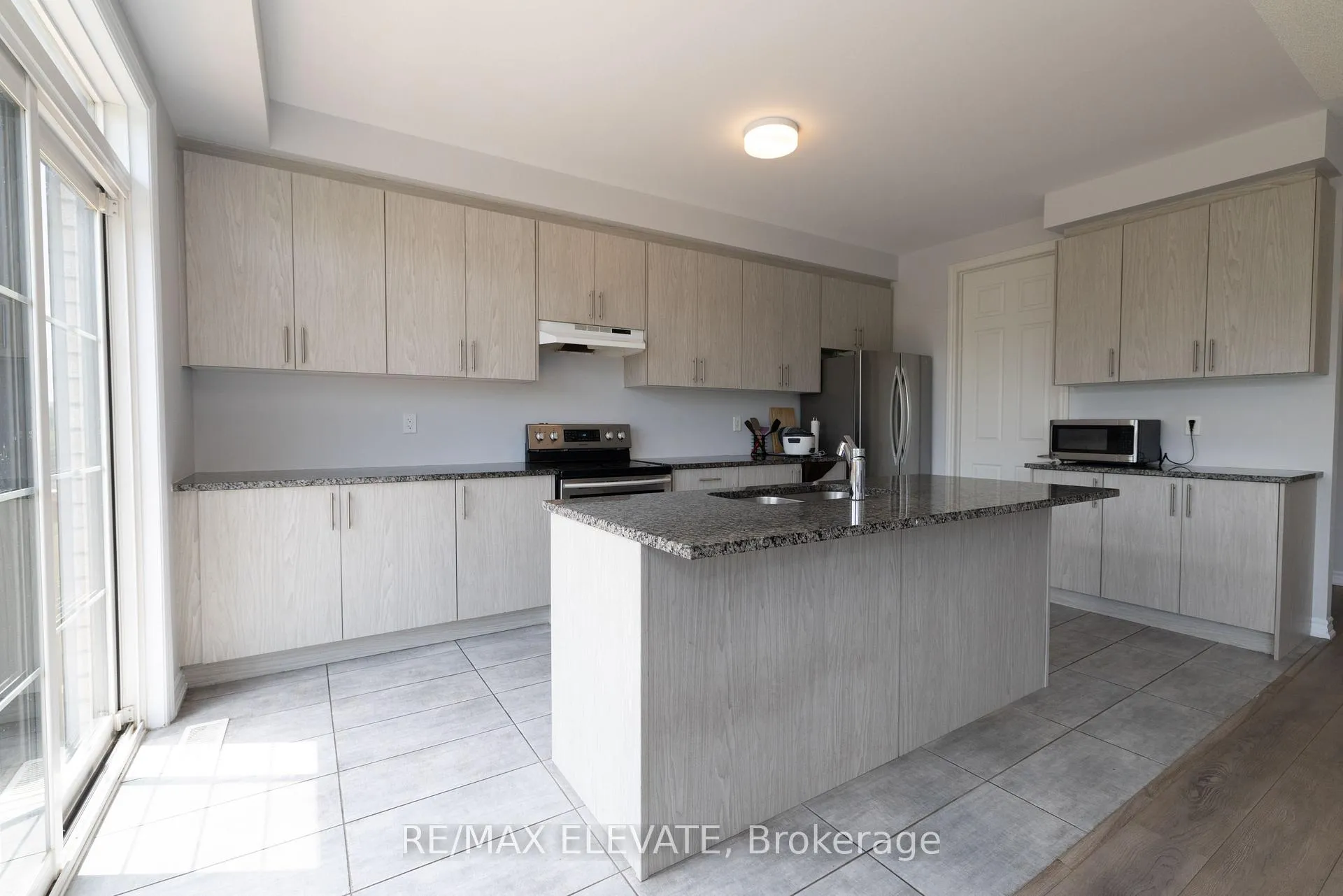 Photo 4 of 484 Trevor Street, Cobourg — HOMEH