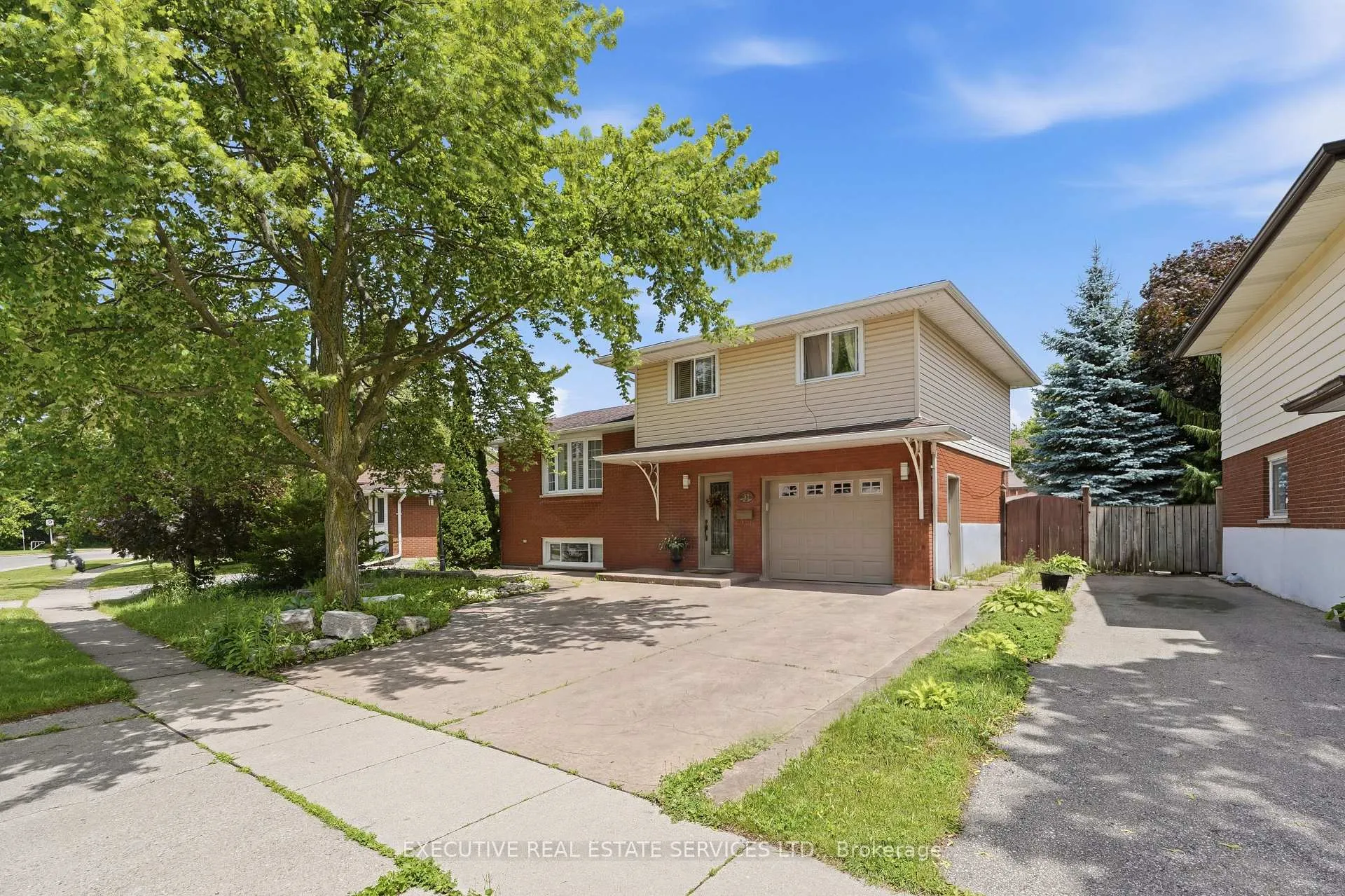 Photo 2 of 207 Christopher Drive, Cambridge, Christopher-Champlain — HOMEH