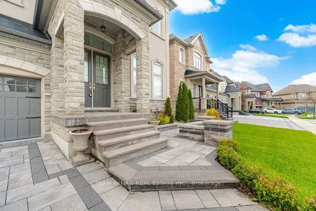 Photo 5 of 32 Fanning Trail, Brampton, Toronto Gore Rural Estate — HOMEH