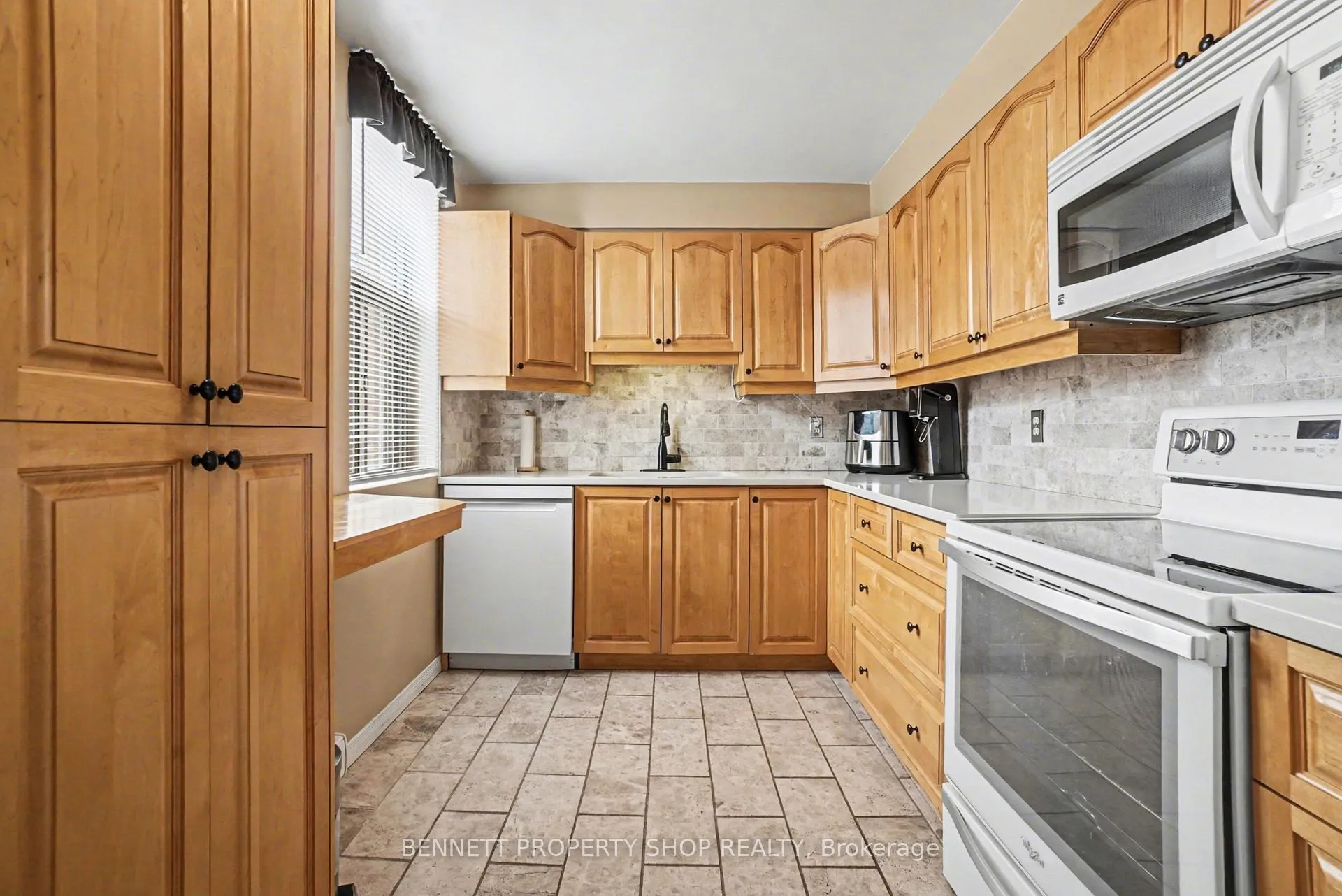 Photo 5 of Unit 610, 2760 Carousel Crescent, Ottawa, Emerald Woods/Sawmill Creek — HOMEH
