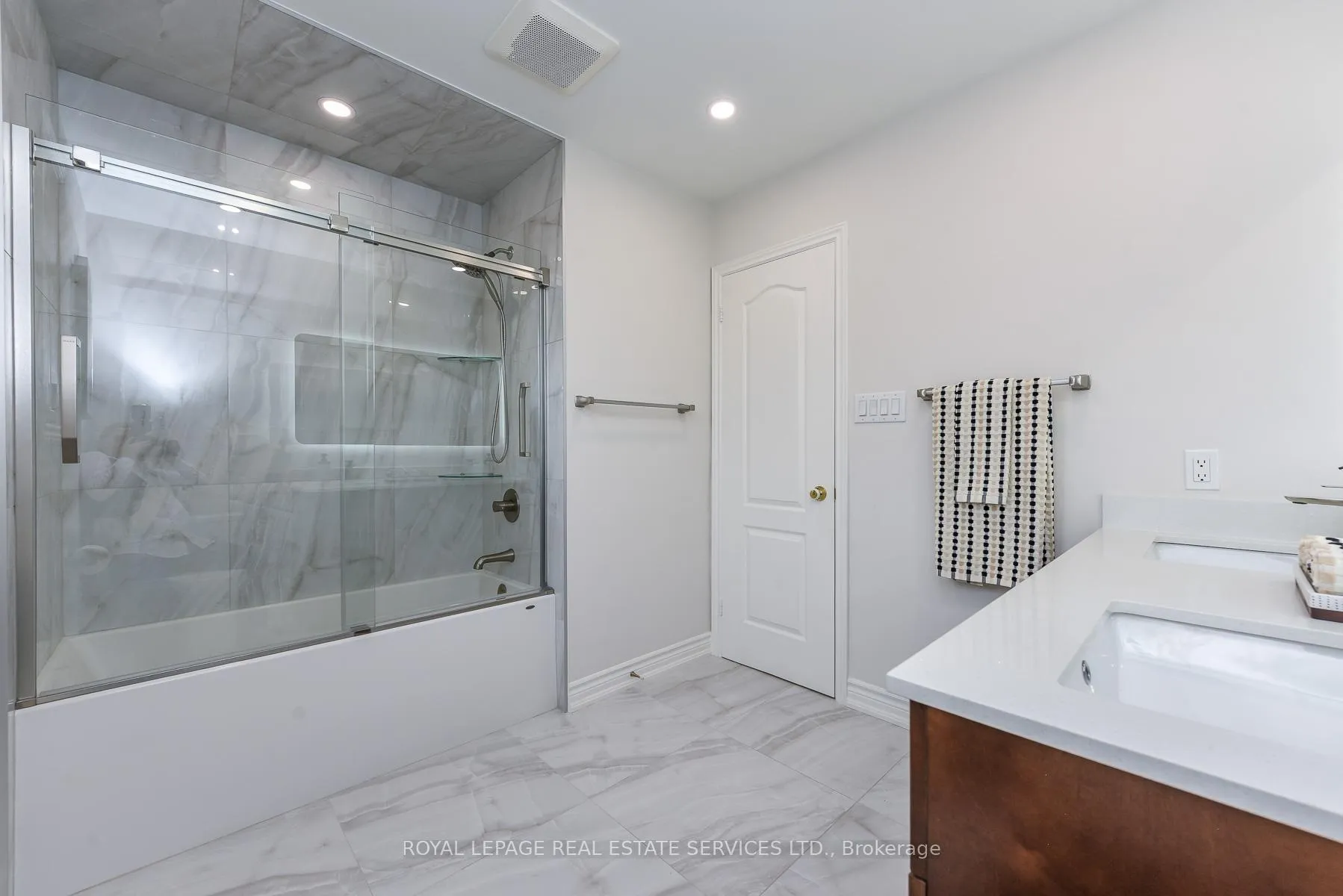 Photo 25 of 1338 Chalfield Drive, Oakville, Clearview — HOMEH