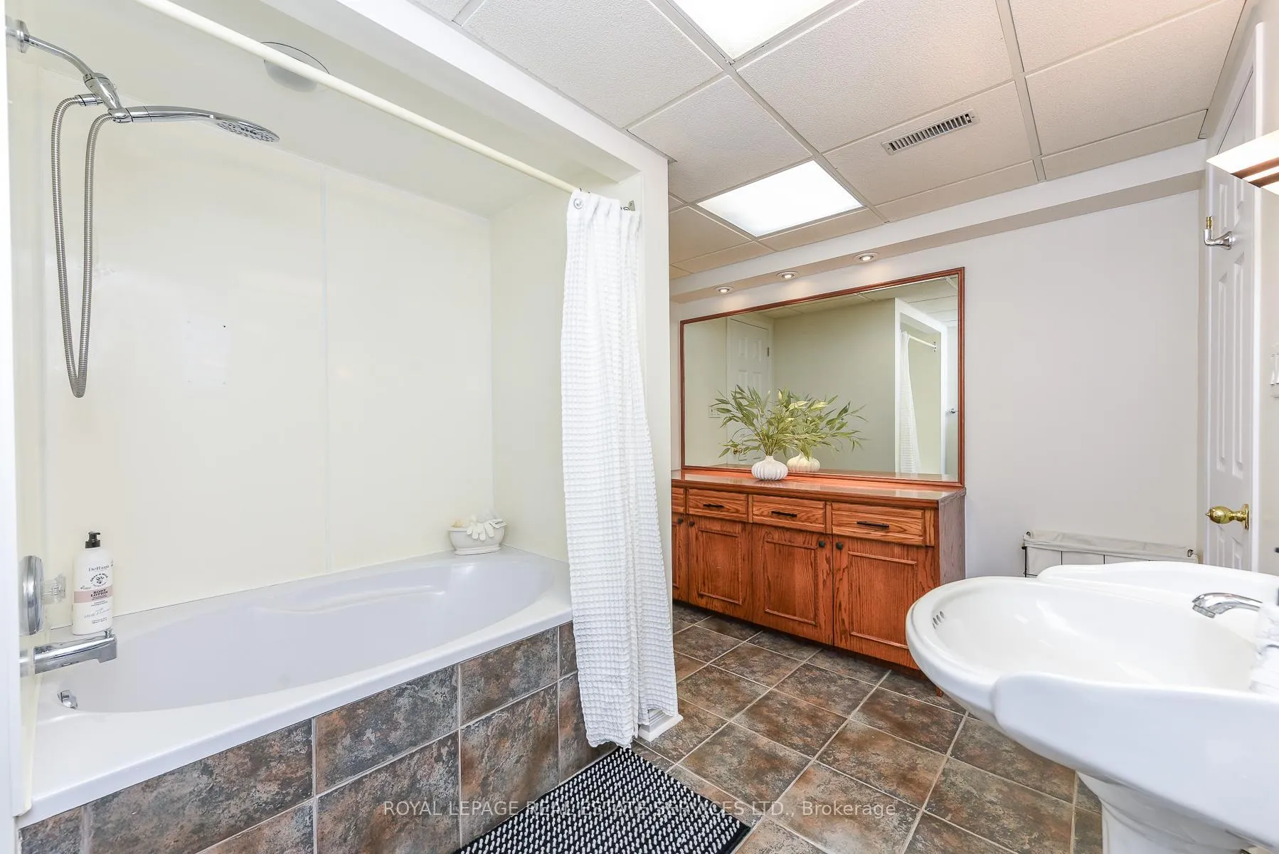 Photo 35 of 1338 Chalfield Drive, Oakville, Clearview — HOMEH