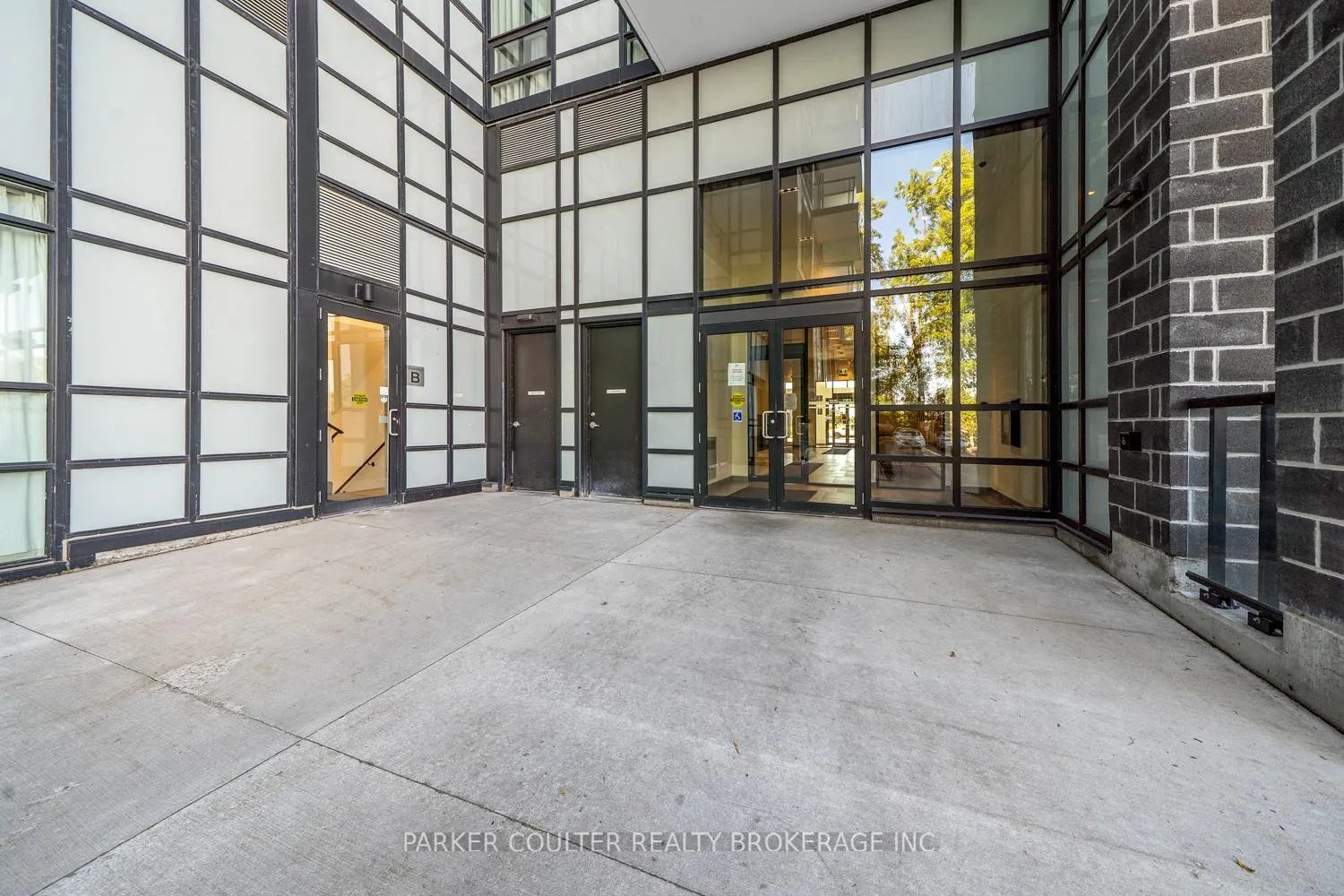 Photo 3 of Unit 114, 681 Yonge Street, Barrie, Painswick South — HOMEH