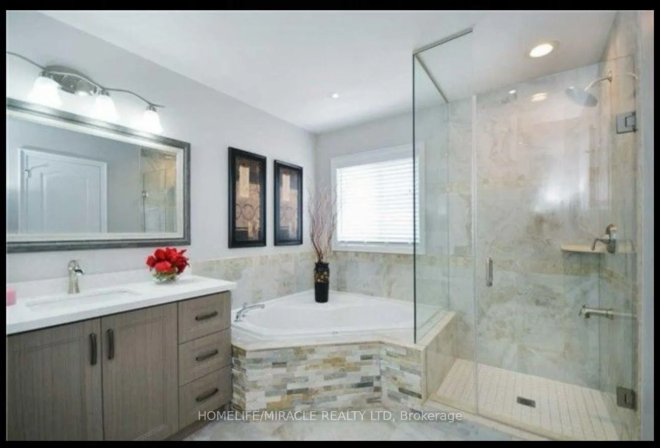 Photo 2 of 32 Okanagan Drive, Brampton, Sandringham-Wellington — HOMEH