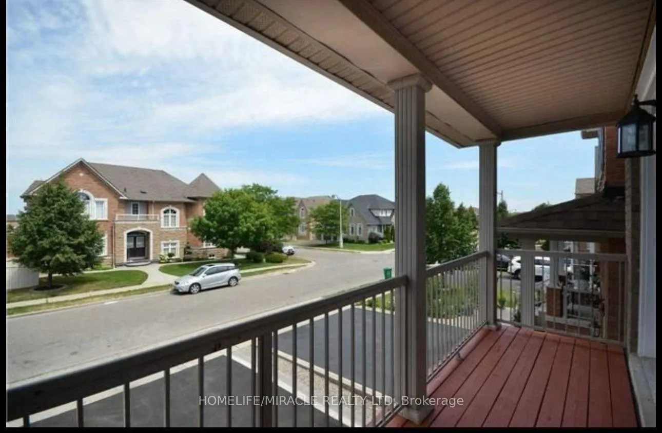 Photo 4 of 32 Okanagan Drive, Brampton, Sandringham-Wellington — HOMEH