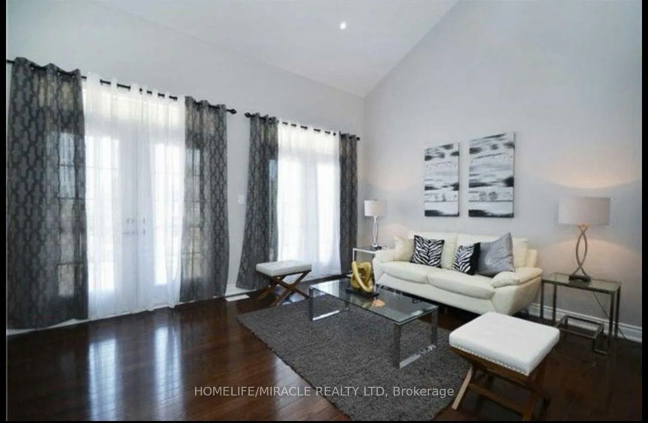 Photo 5 of 32 Okanagan Drive, Brampton, Sandringham-Wellington — HOMEH