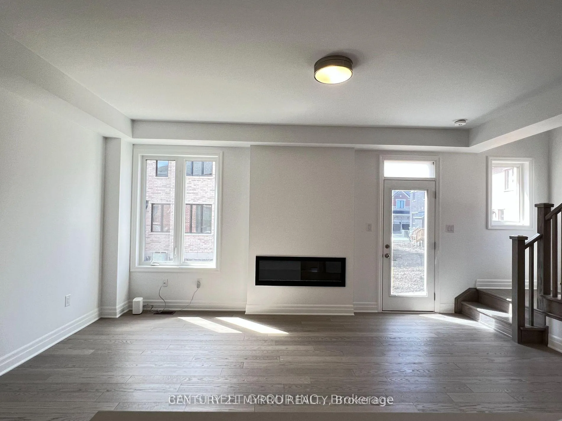 Photo 3 of 43 Berczy Manor Crescent, Markham, Rural Markham — HOMEH