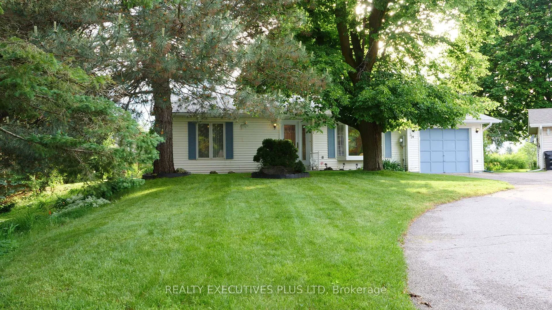 Photo 2 of 14 Butternut Court, New Tecumseth, Rural New Tecumseth — HOMEH