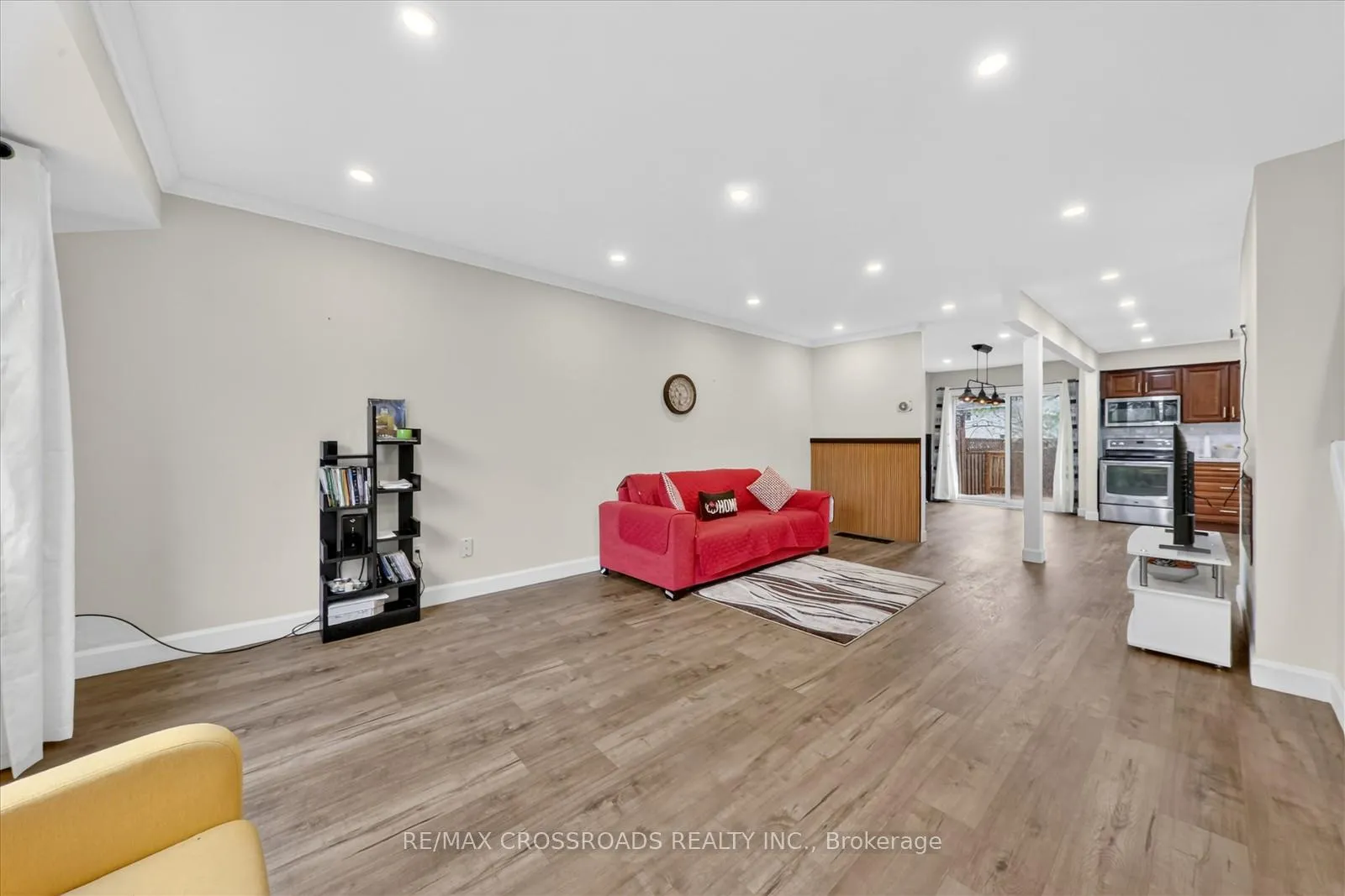 Photo 7 of 357 Pompano Court, Oshawa, Samac — HOMEH
