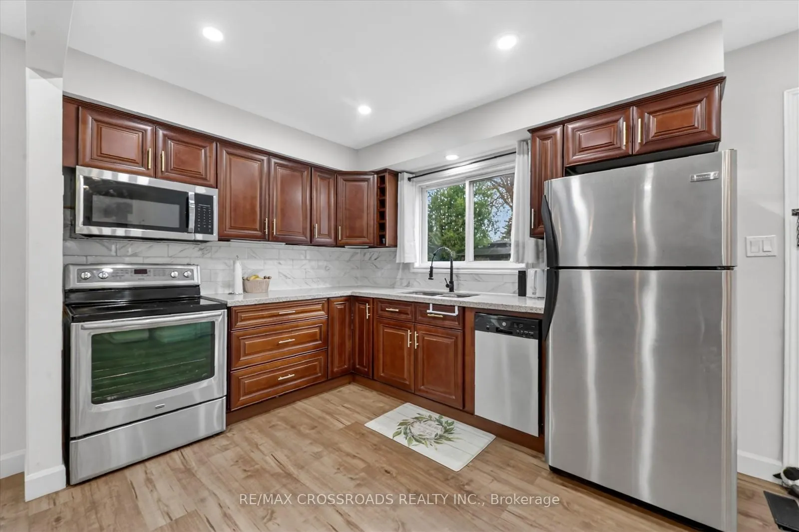 Photo 11 of 357 Pompano Court, Oshawa, Samac — HOMEH