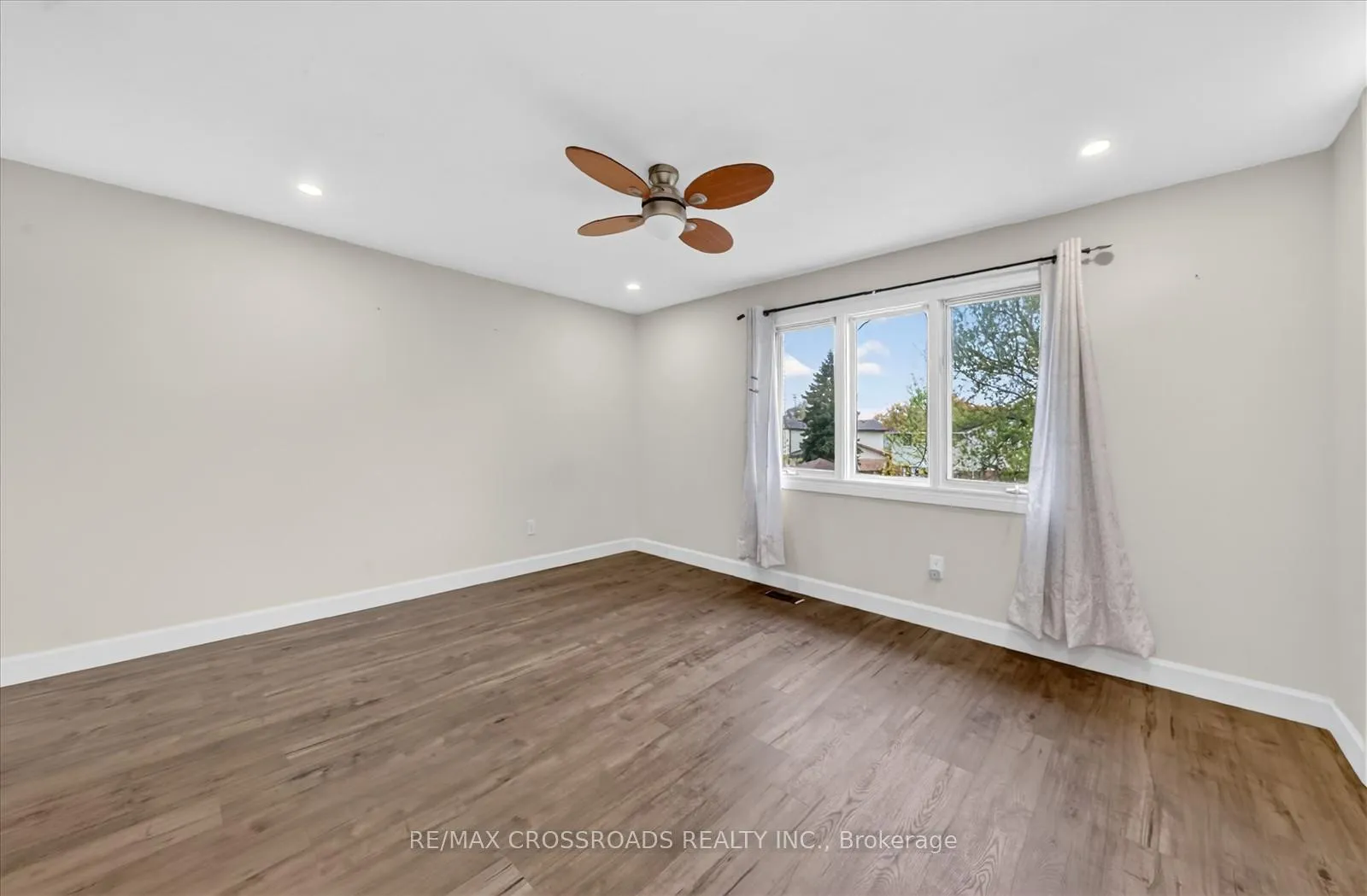 Photo 16 of 357 Pompano Court, Oshawa, Samac — HOMEH