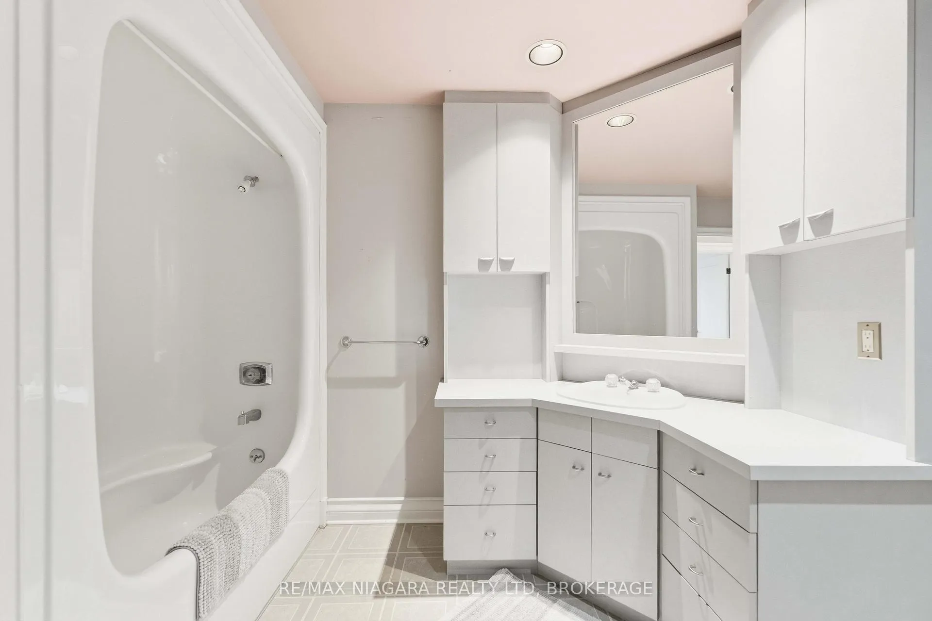 Photo 32 of 44 Cheritan Court, St. Catharines, Port Dalhousie — HOMEH