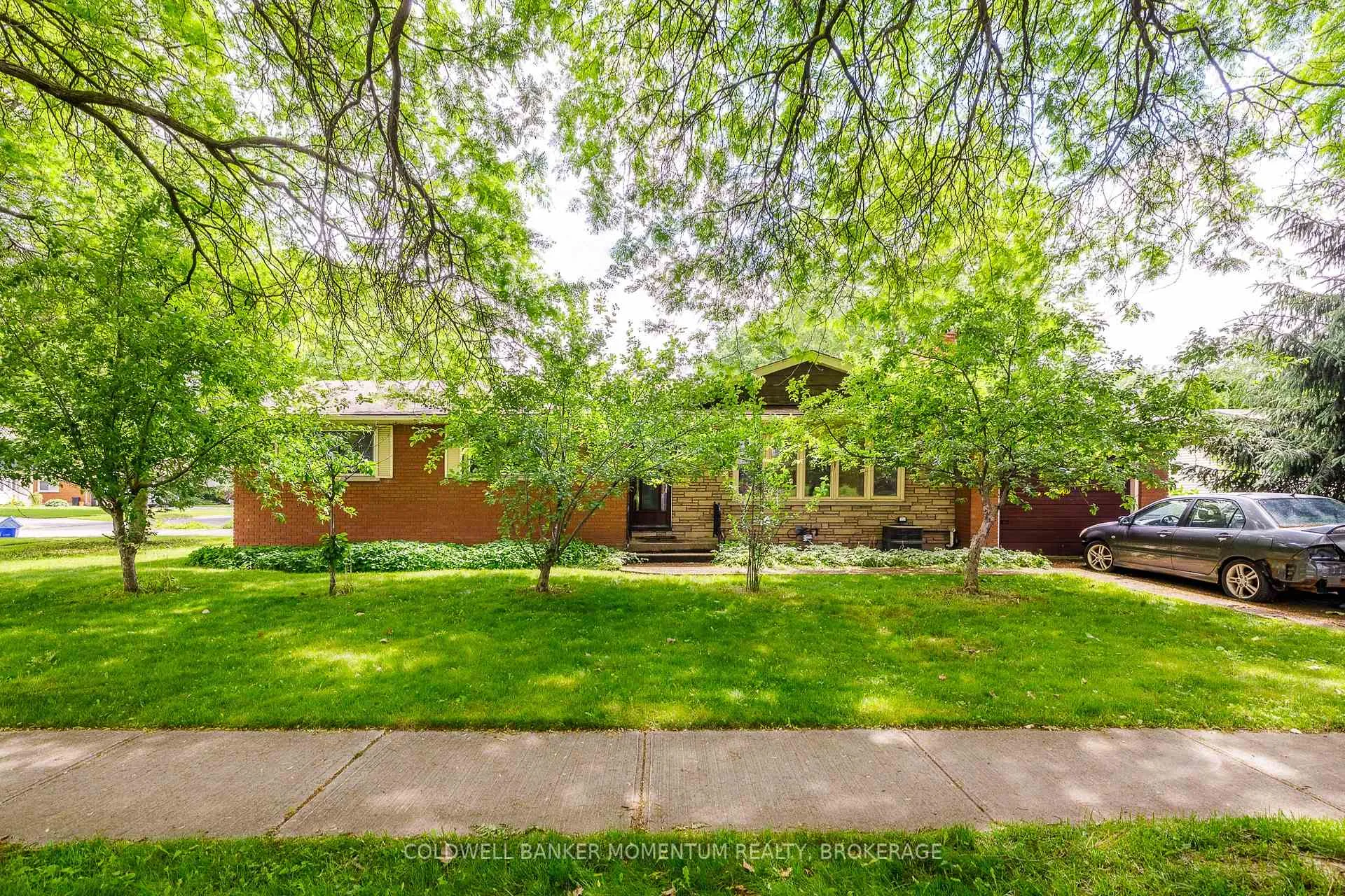 Photo 3 of 6416 Clare Crescent, Niagara Falls, Dorchester — HOMEH