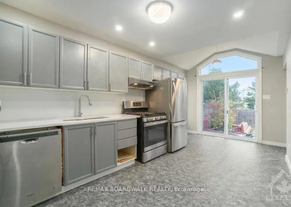 Photo 8 of 563 Latour Crescent, Ottawa, Fallingbrook/Gardenway South — HOMEH