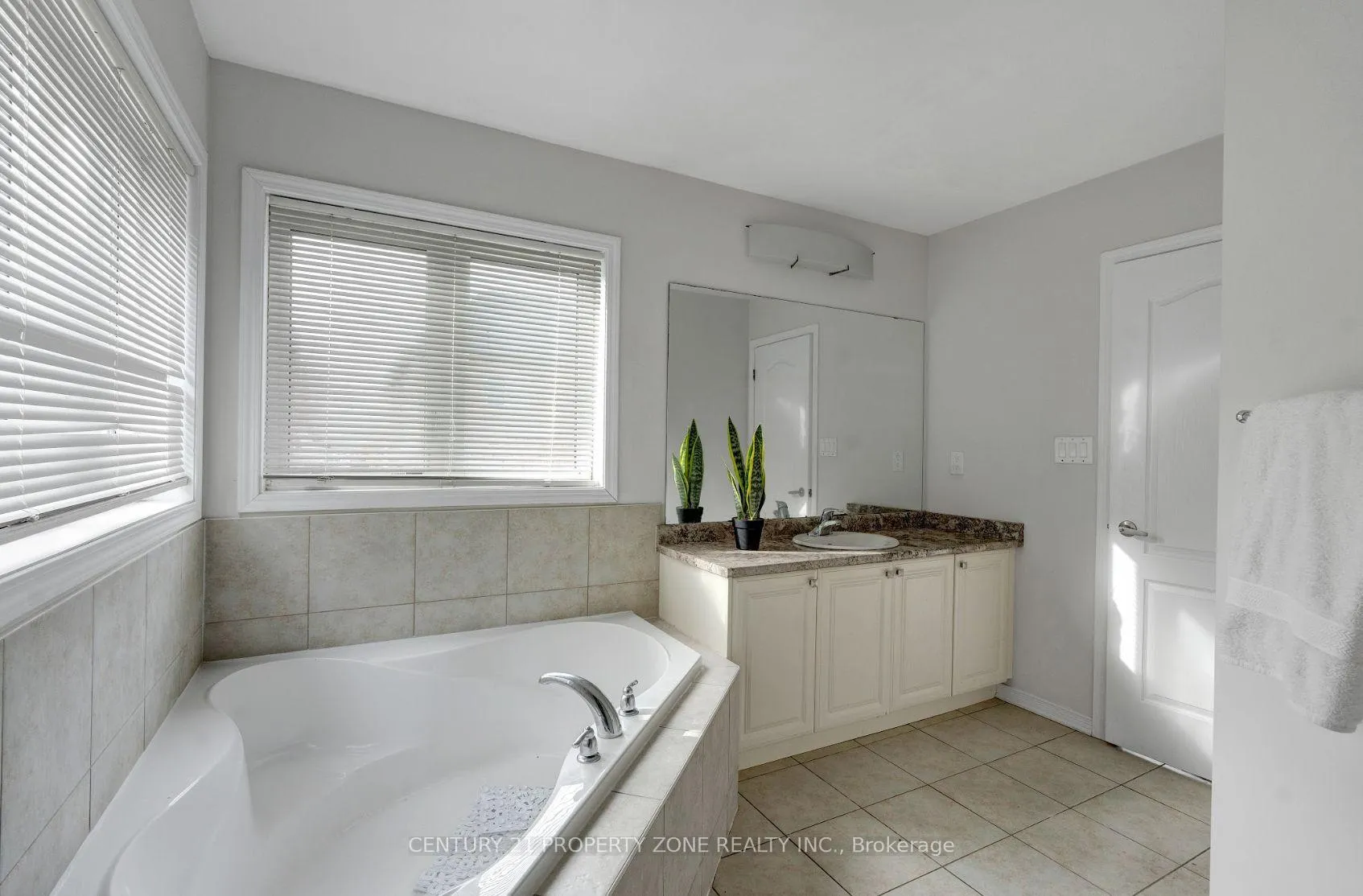 Photo 26 of 43 Mccargow Drive, Haldimand — HOMEH