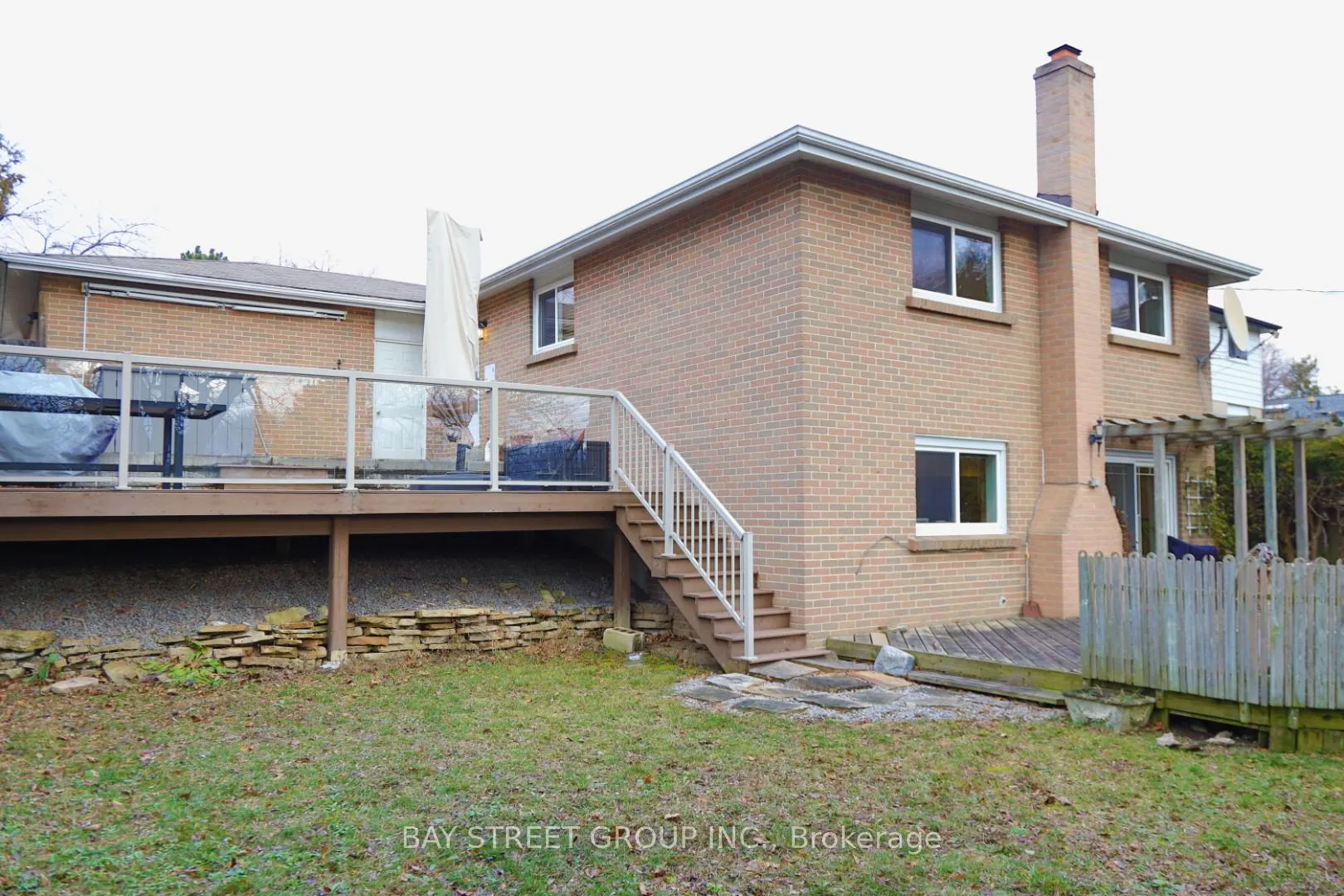 Photo 2 of 27 Stornoway Crescent, Markham, Royal Orchard — HOMEH