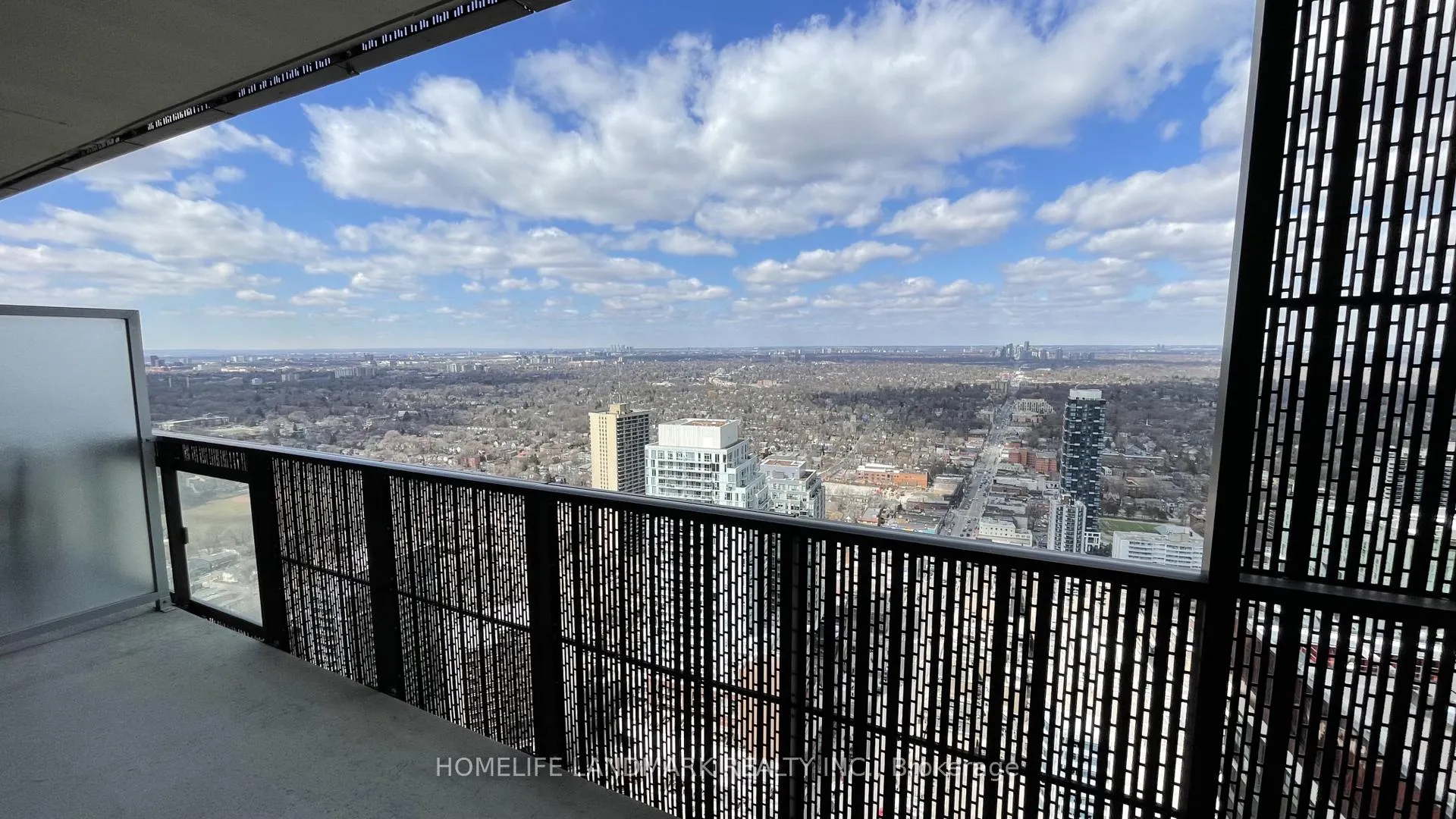 Photo 5 of Unit 4207, 8 Eglinton Avenue E, Toronto, Mount Pleasant East — HOMEH
